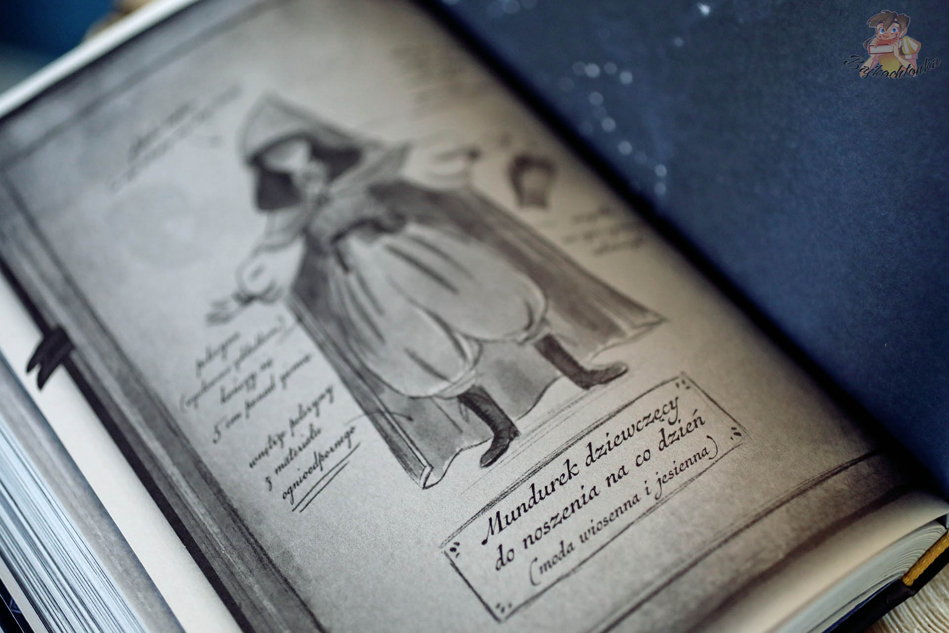 Szkoła Astromagów – szkic „Mundurek dziewczęcy do noszenia na co dzień”, opis elementów stroju