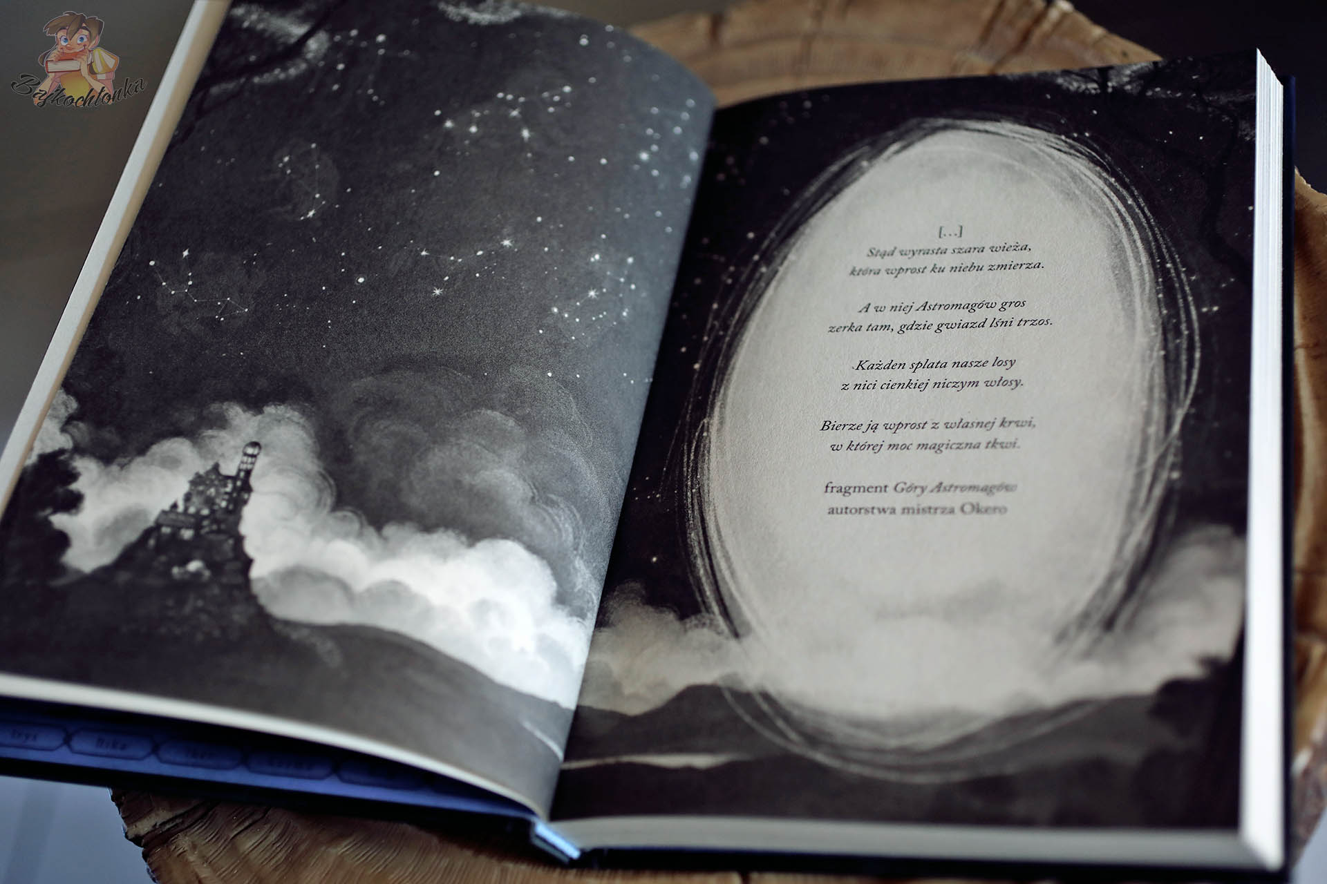 Szkoła Astromagów – nocne niebo z konstelacjami i cytatem z „Góry Astromagów”