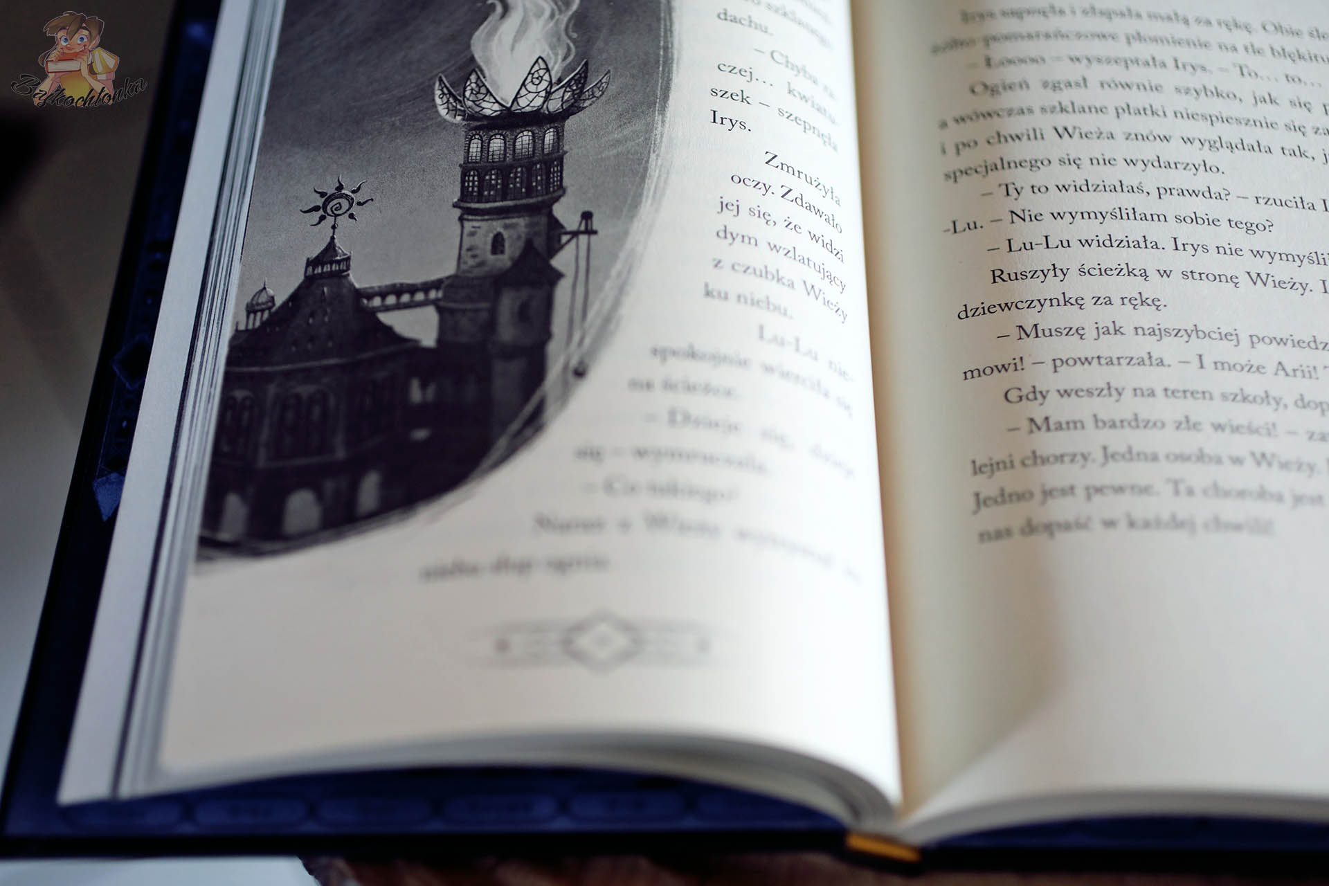 Szkoła Astromagów – Wieża Astromagów z unoszącym się dymem, ilustracja rozdziałowa