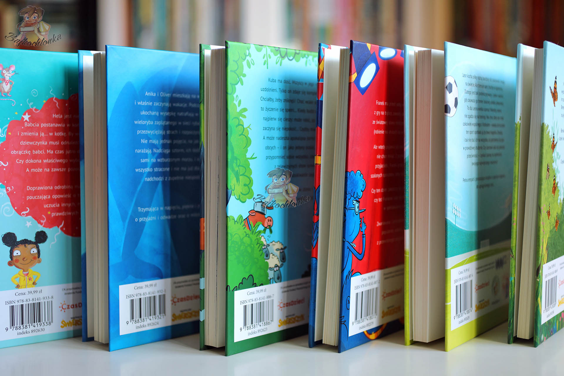 Tyły książek z serii To się czyta – różnorodne opisy i ilustracje, Dwukropek