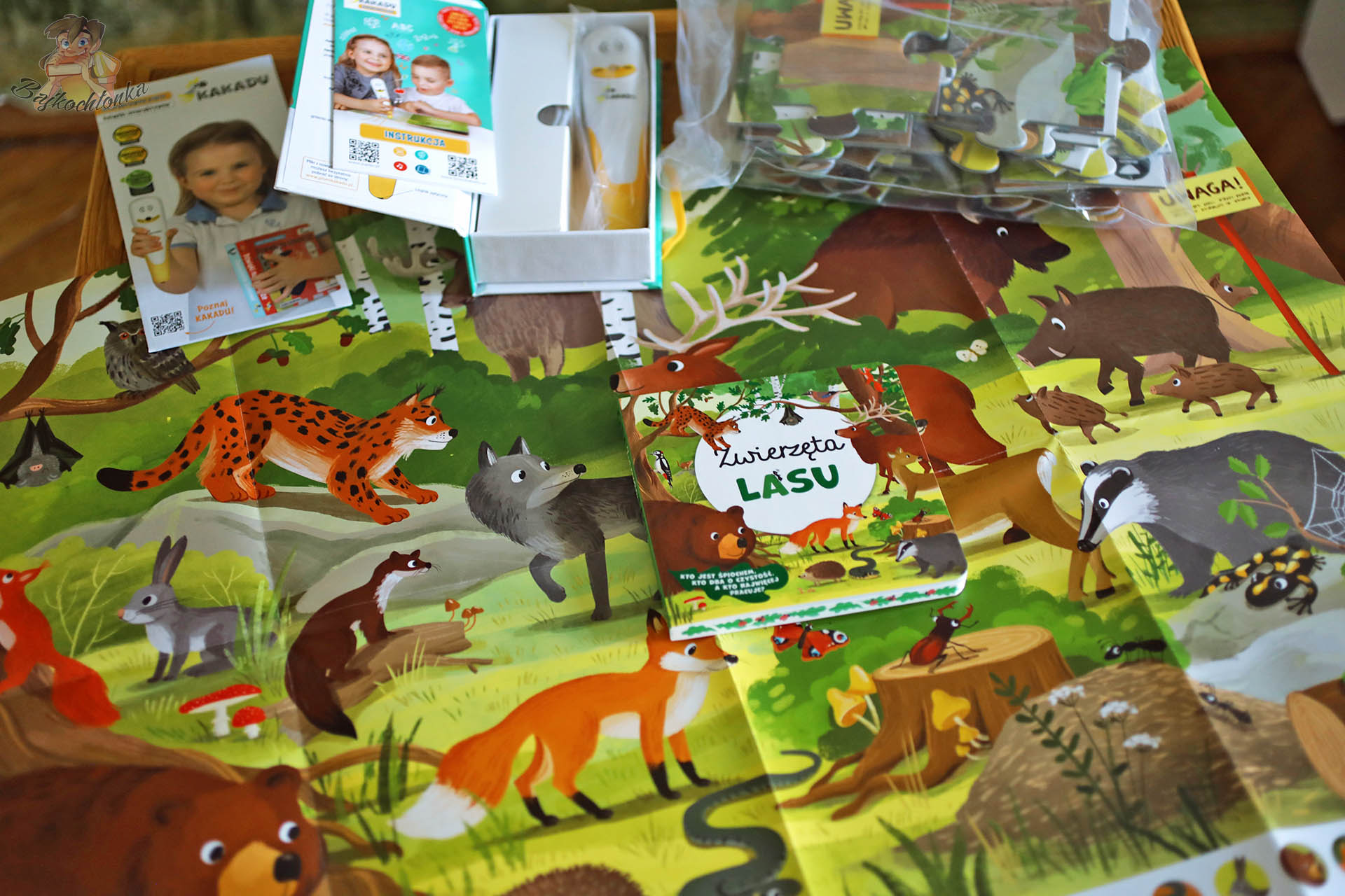 Zestaw edukacyjny Kakadu „Zwierzęta lasu” – puzzle, książka, pióro i plakat.