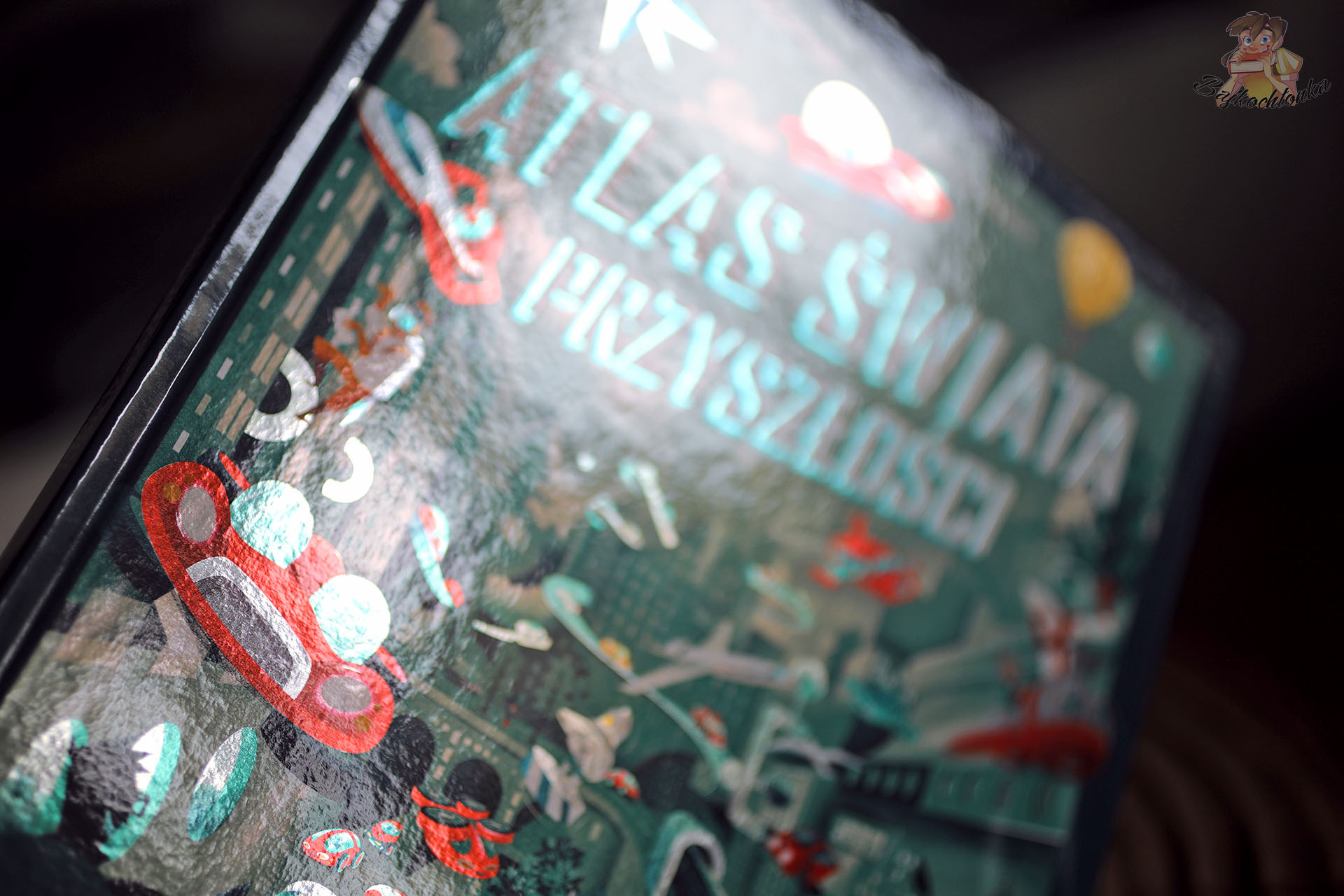 Atlas świata przyszłości – błyszcząca okładka z motywami technologii i podróży