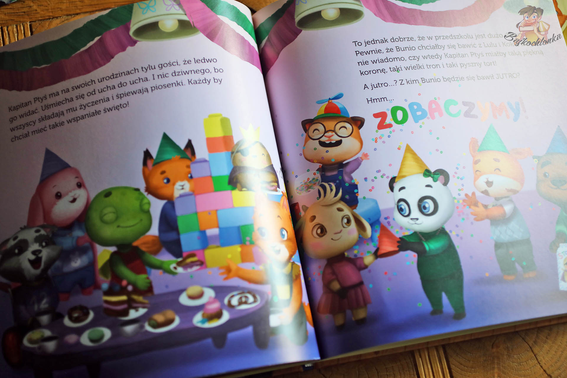 Ilustracja z książki „Bunio chce się bawić” – bohaterowie świętują urodziny w przedszkolu, kolorowe dekoracje i radosne postacie z Doliny Tumilu.