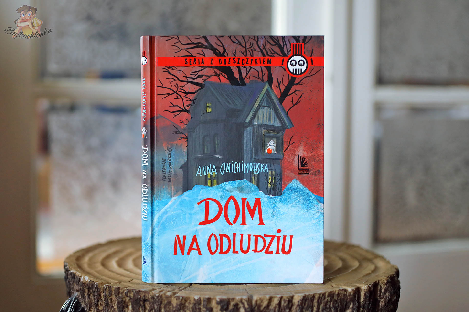 „Dom na odludziu” — front okładki na pniu drzewa, Seria z dreszczykiem (tom)