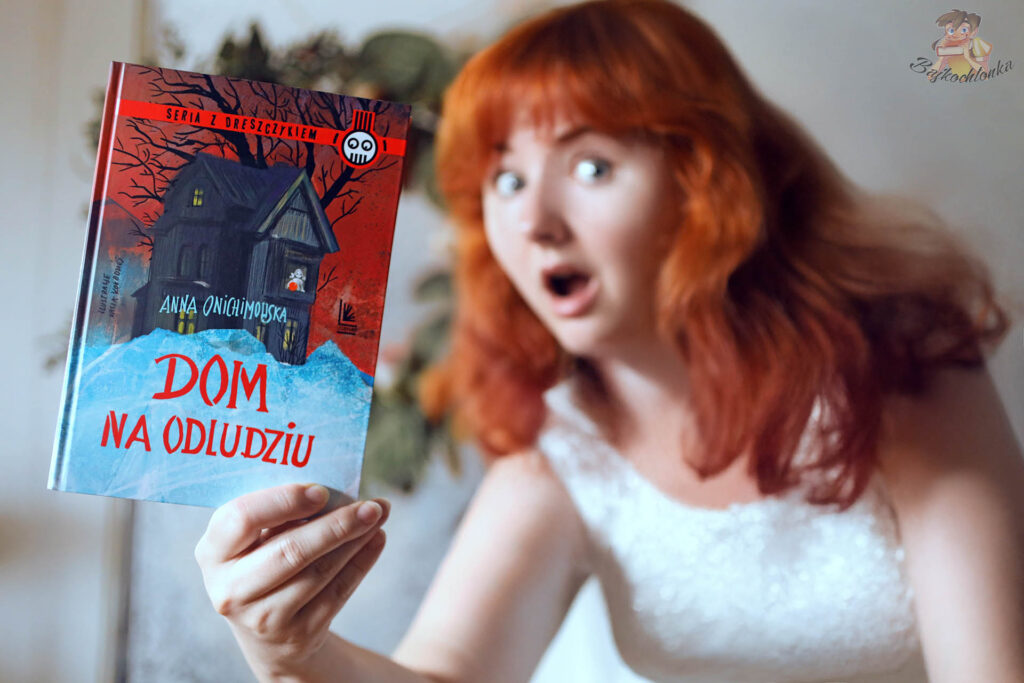 „Dom na odludziu” Anna Onichimowska — okładka z reakcyjnym portretem recenzentki (seria z dreszczykiem)