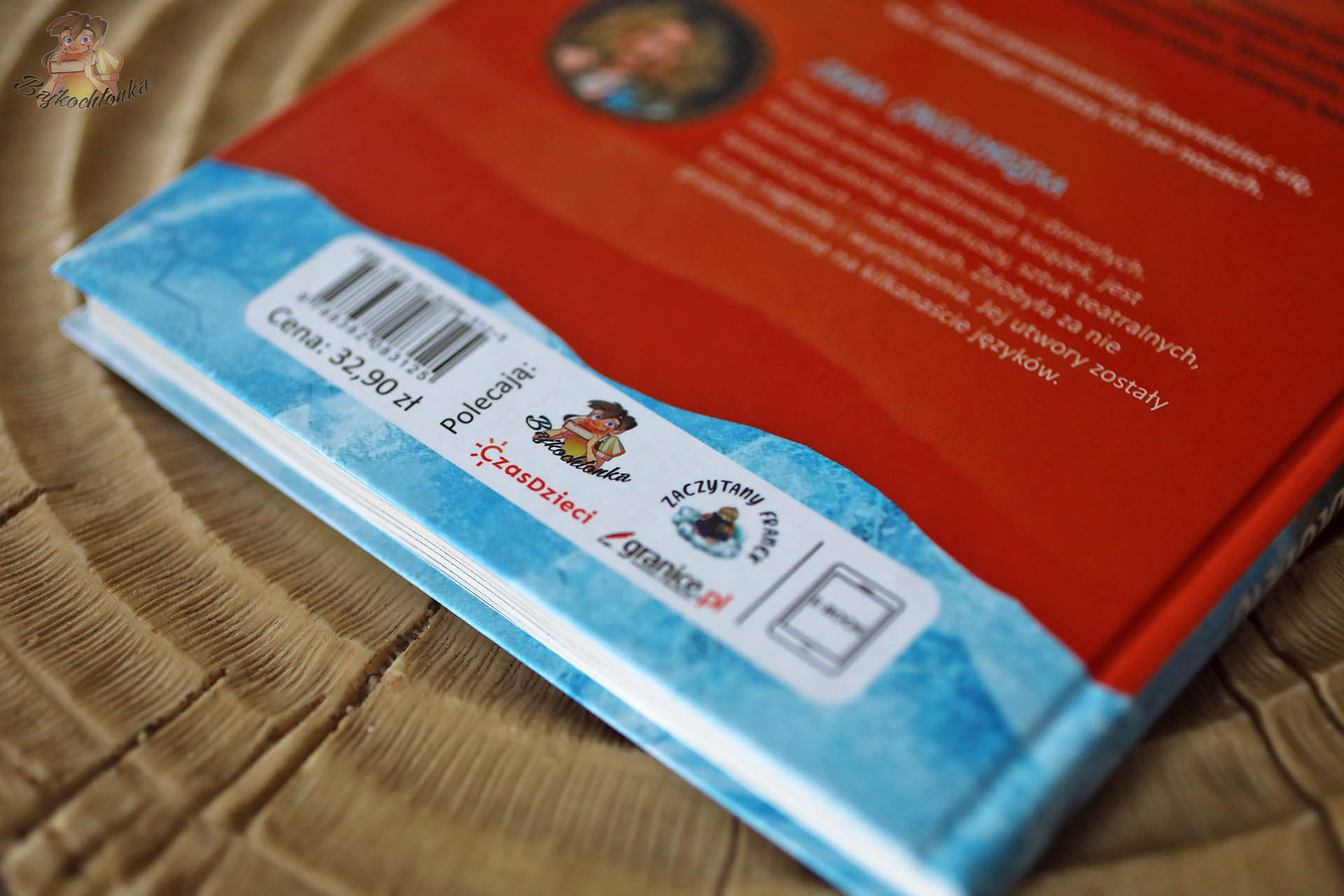 „Dom na odludziu” — tyl okładki: cena 32,90 zl, kod kreskowy i rekomendacje mediow