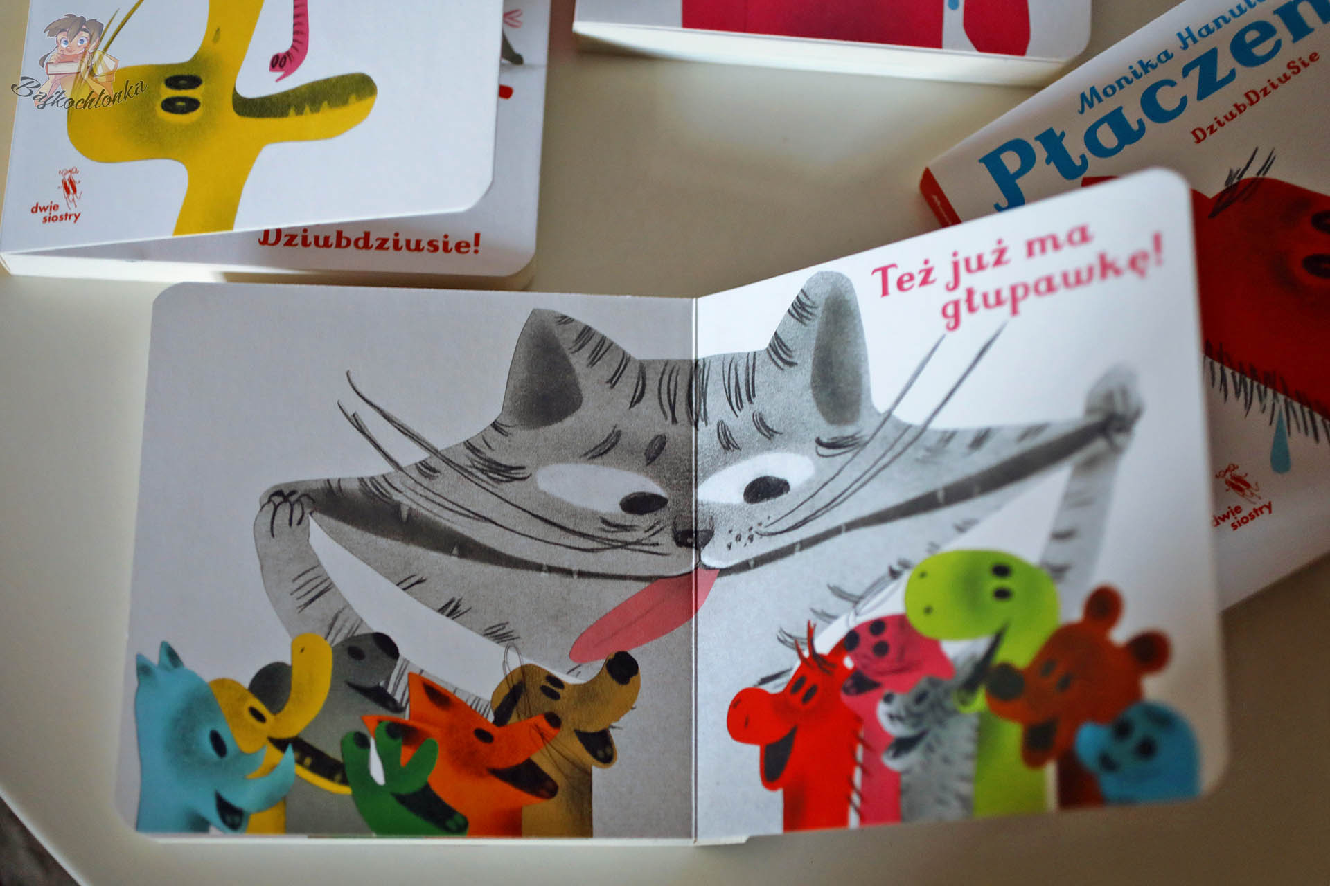 DziubDziuSie – rozkładówka z kotem i bohaterami, „Też już ma głupawkę!”