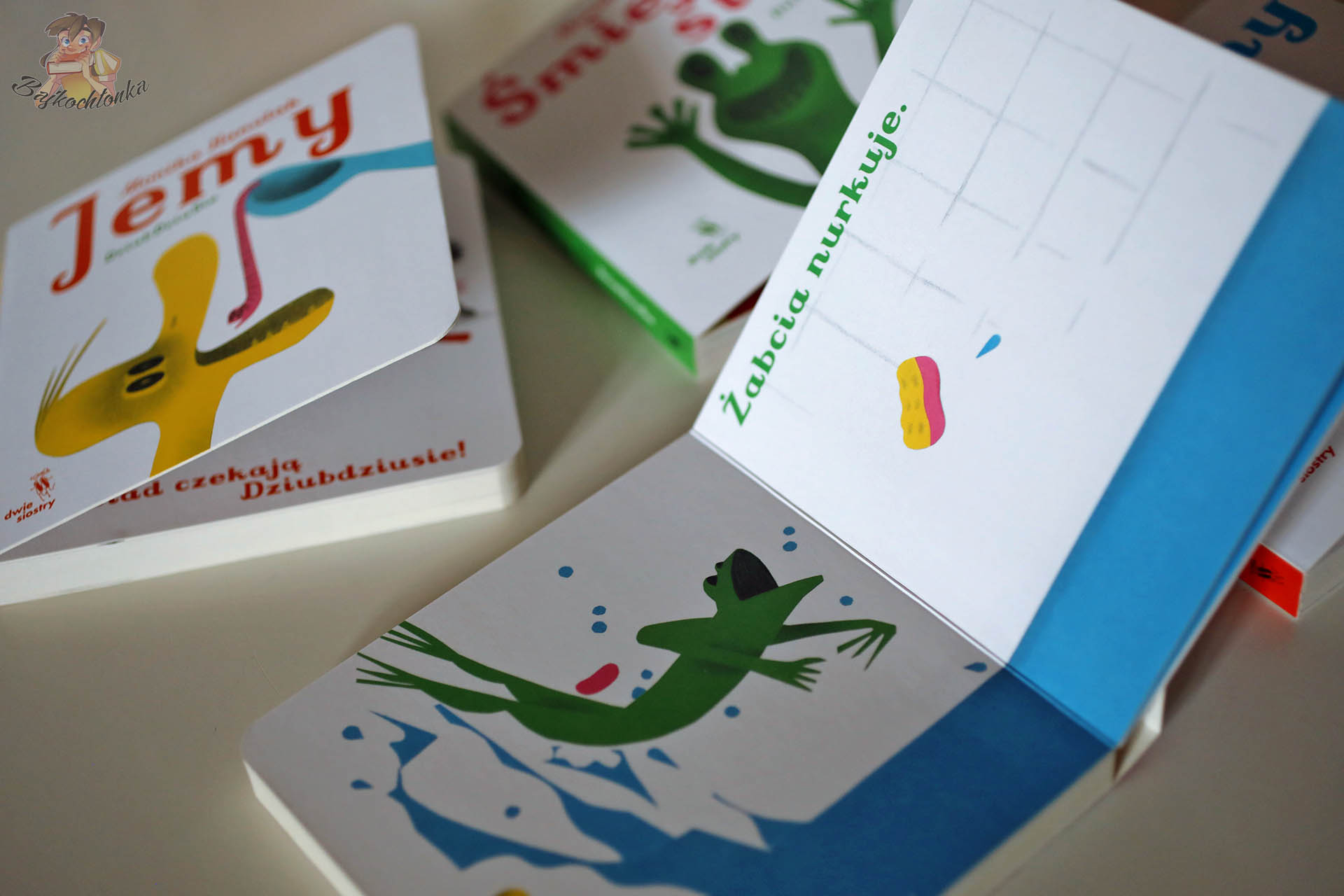 DziubDziuSie – otwarta kartonówka „Myjemy się”, żabcia nurkuje