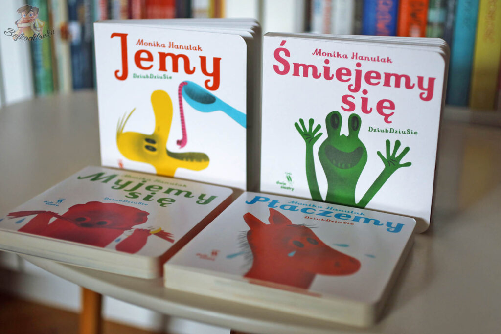 DziubDziuSie – cztery kartonówki stojące i leżące, tytuły widoczne