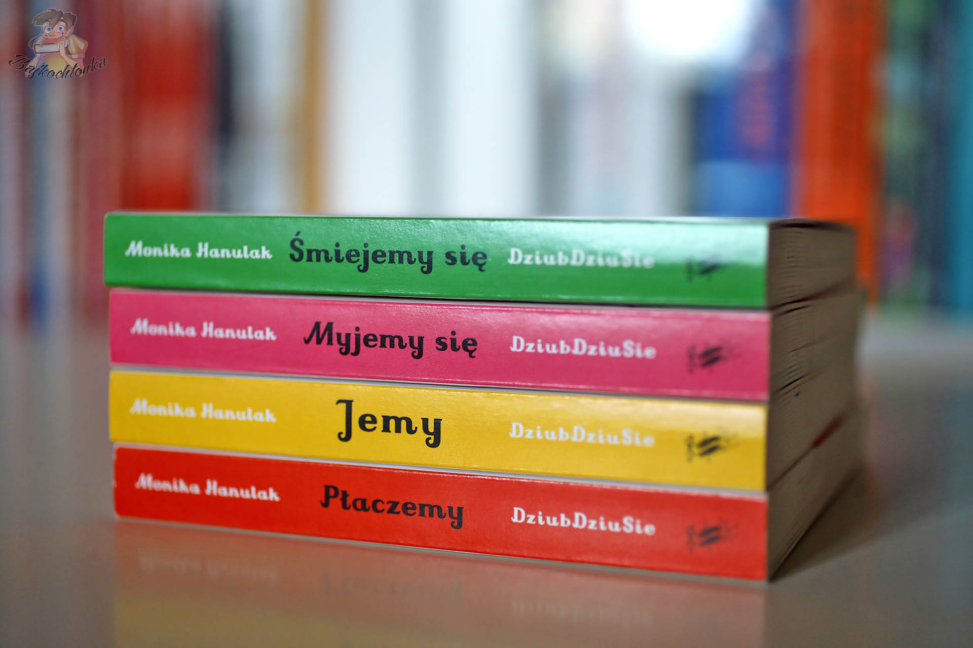 Stos kartonówek DziubDziuSie – grzbiety: Śmiejemy się, Myjemy się, Jemy, Płaczemy