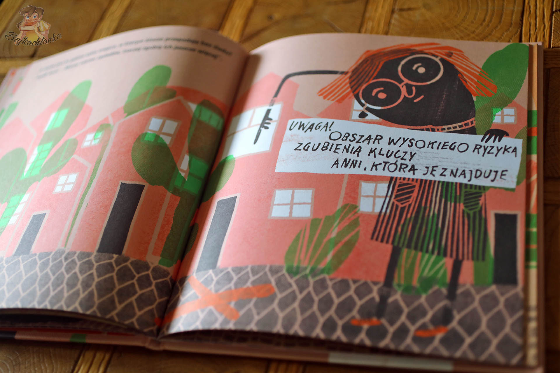 ‘Gdzie to znalazłaś?’ – scena miejska z tablicą ‘obszar wysokiego ryzyka zgubienia kluczy’