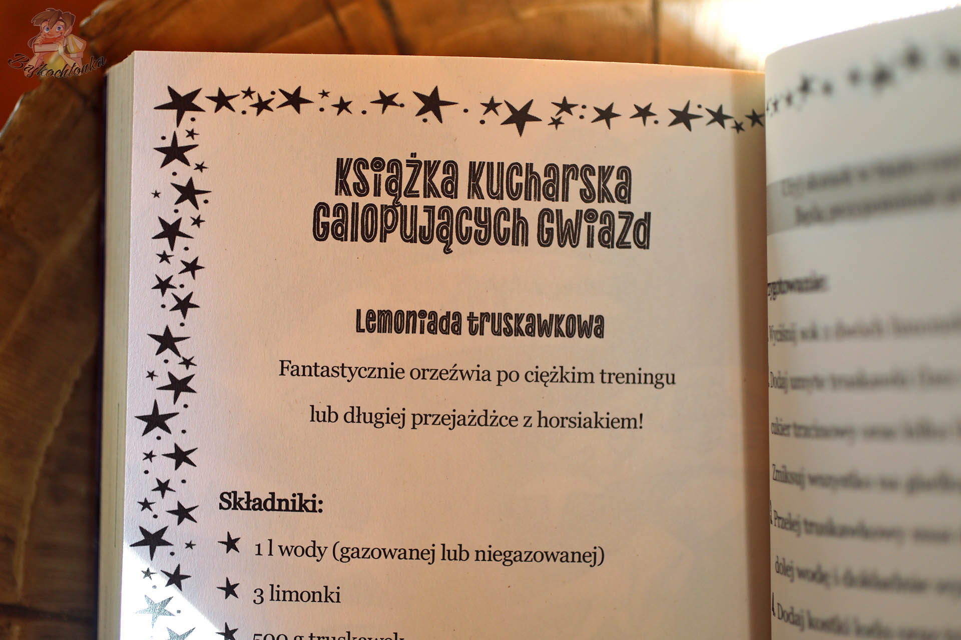 Strona z przepisem „Lemoniada truskawkowa” z dodatku kulinarnego Hobby horsing 3. Przyjaźń zwycięża – pomysł na wspólne gotowanie w klubie.Strona z przepisem „Lemoniada truskawkowa” z dodatku kulinarnego Hobby horsing 3. Przyjaźń zwycięża – pomysł na wspólne gotowanie w klubie.