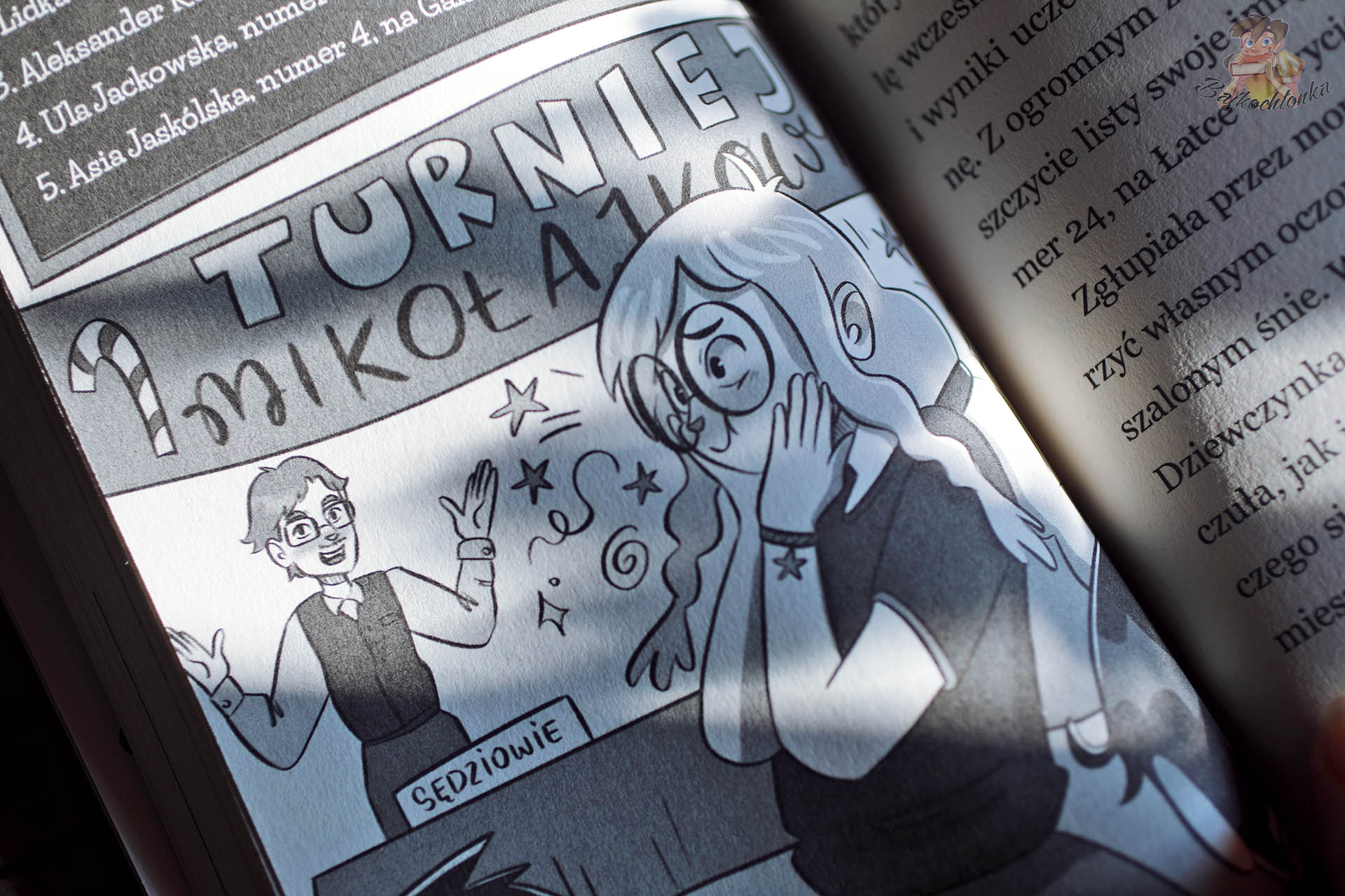 Ilustracja z mikołajkowych zawodów w Hobby horsing 3; napięcie po ogłoszeniu wyników i motyw błędu sędziów.