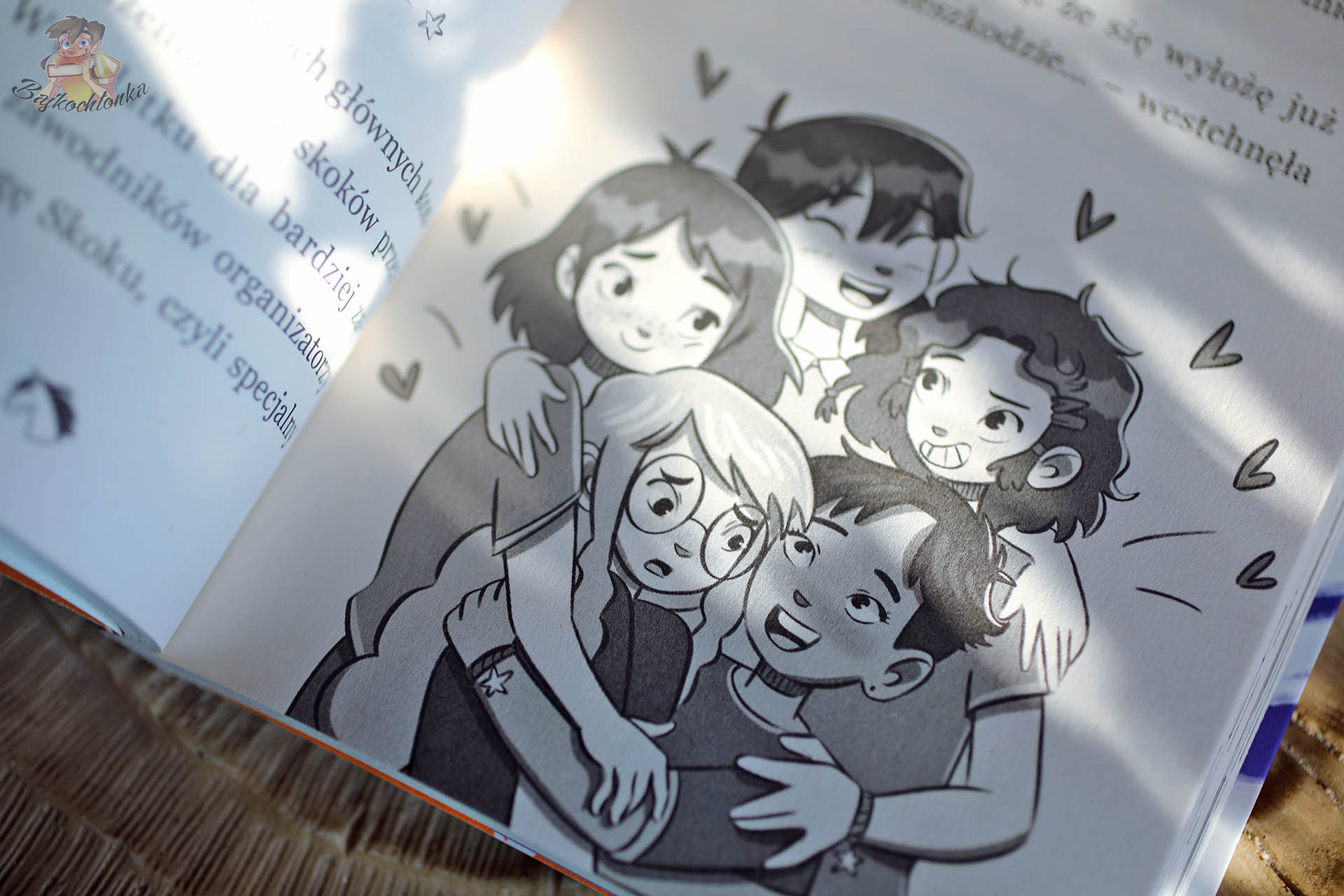 Bohaterki Hobby horsing 3 w grupowym uścisku – rówieśnicze wsparcie i siła przyjaźni w serii Małgorzaty Korbiel.