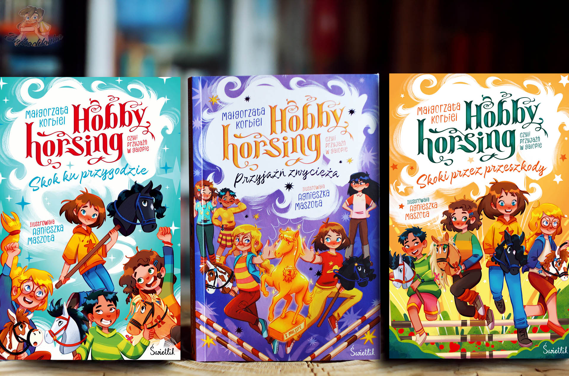 Trzy okładki serii Hobby horsing: „Skok ku przygodzie”, „Przyjaźń zwycięża”, „Skoki przez przeszkody” – przegląd cyklu.