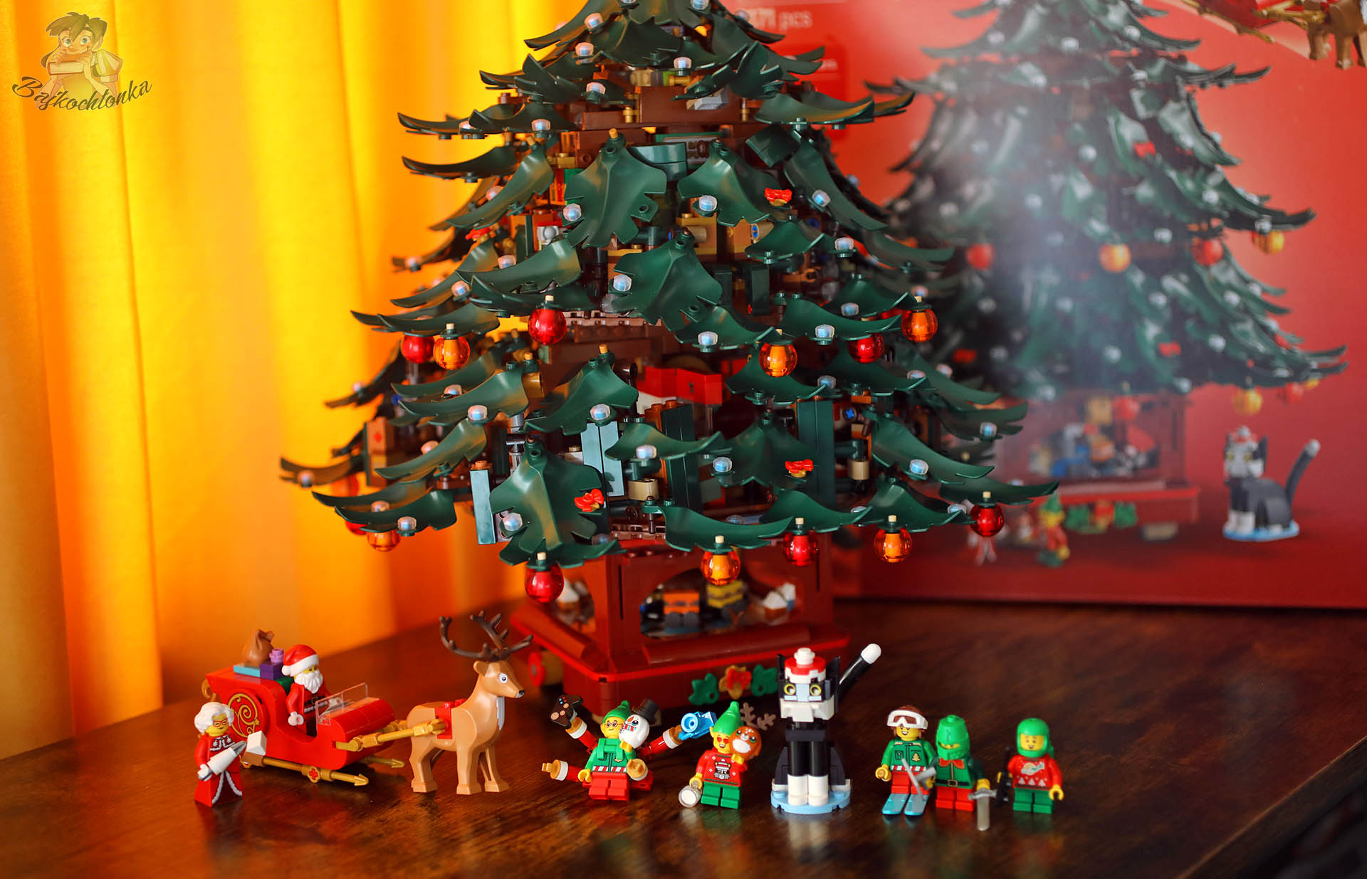 LEGO 41843 — ekspozycja choinki z figurkami na tle pudełka zestawu