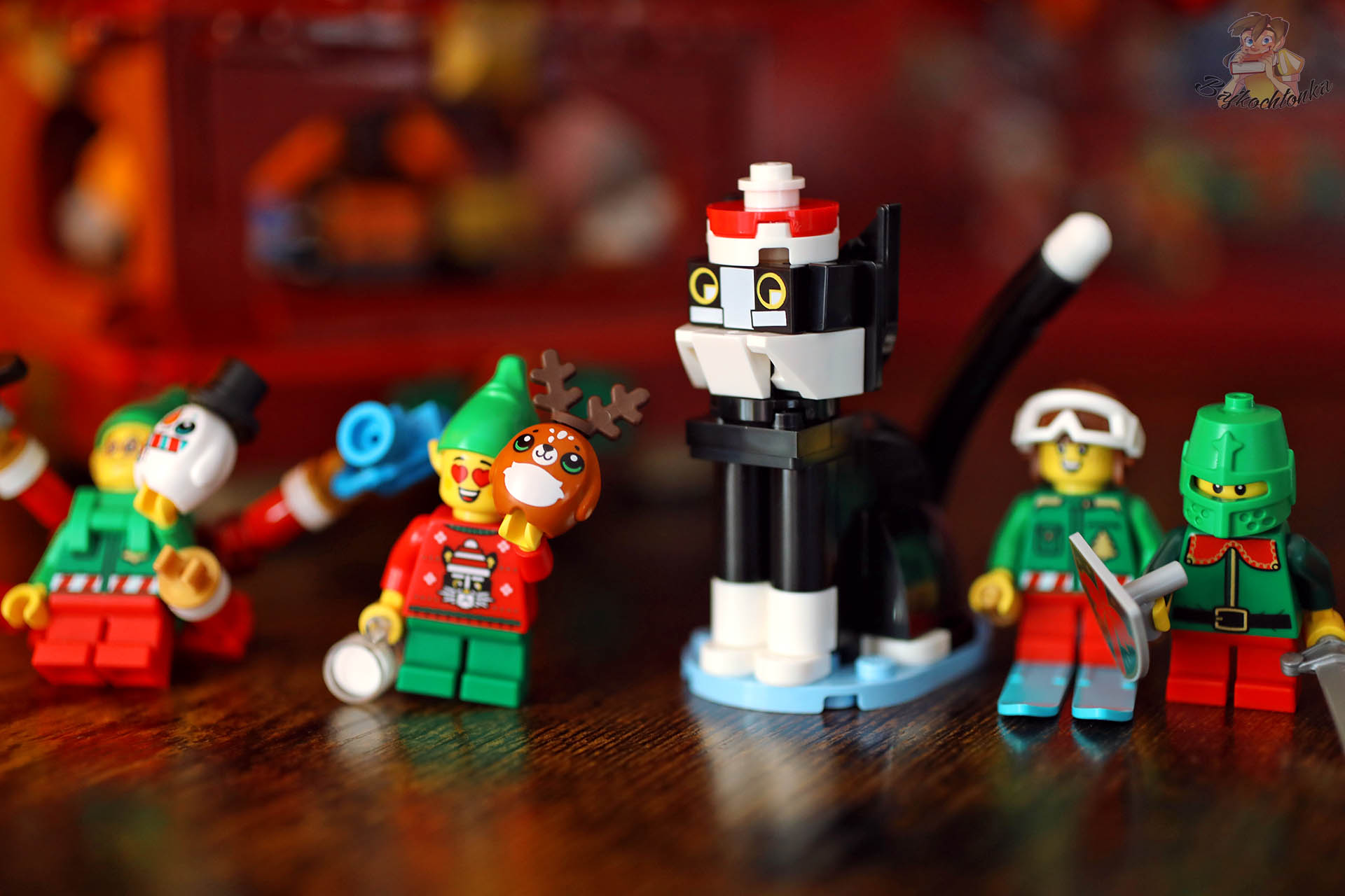 LEGO 41843 — figurki elfów i model kota, porownanie skali dodatkow