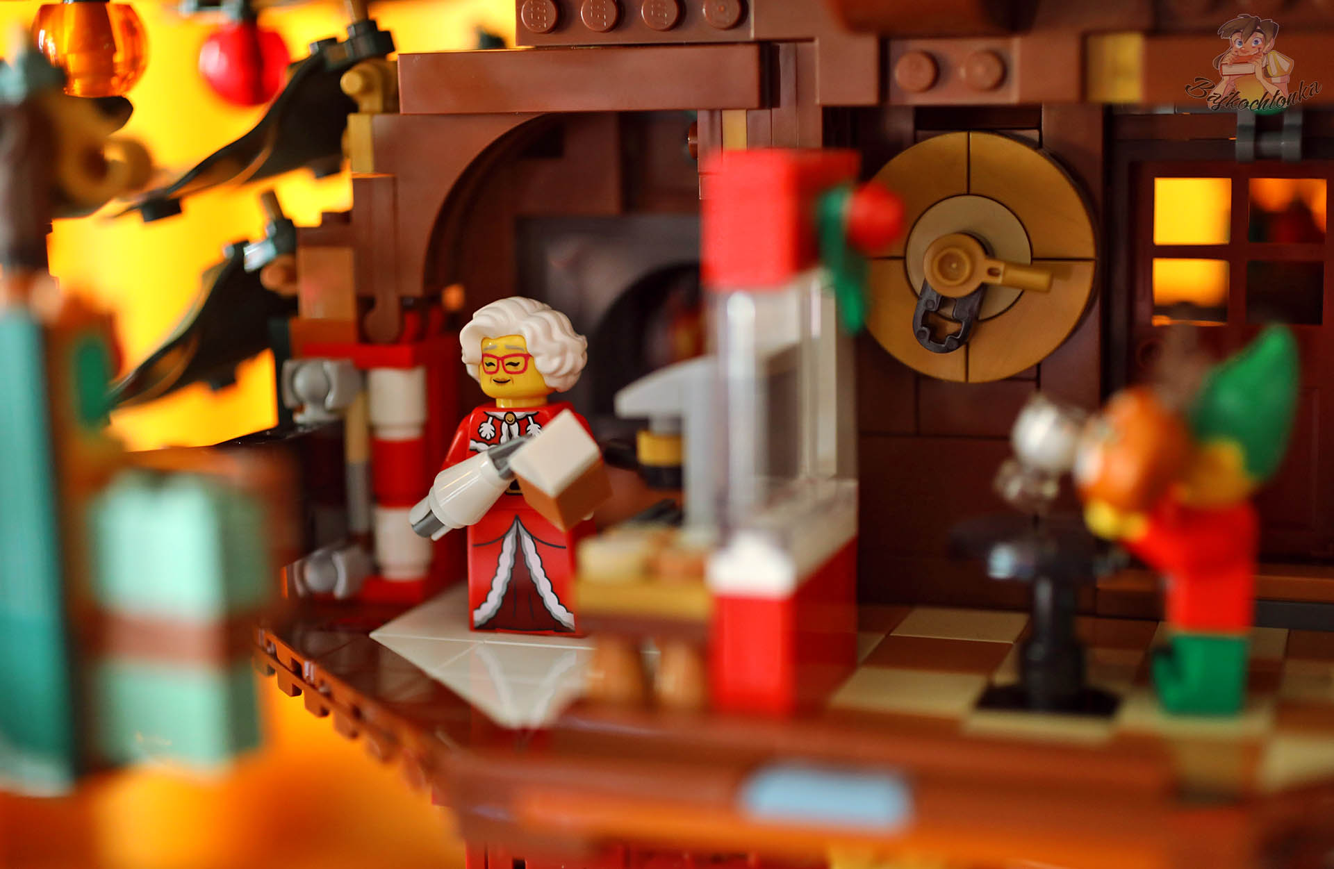 LEGO 41843 — Pani Mikołajowa wewnątrz choinki, detal kuchni i mechanizmu