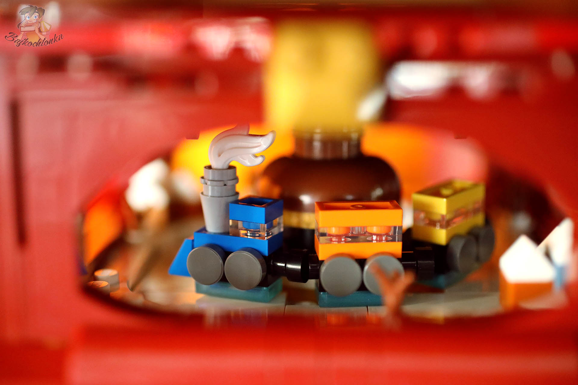 LEGO 41843 — pociąg jeżdżący wokół podstawy choinki, zbliżenie wagoników