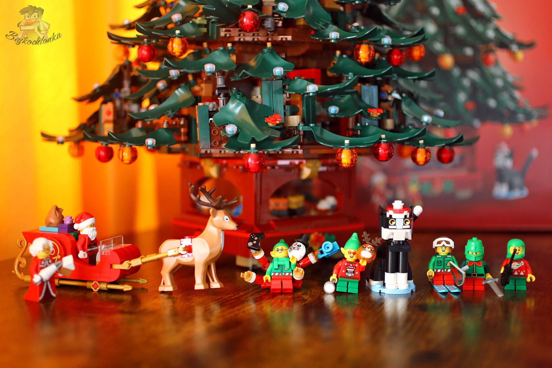 LEGO 41843 — sanie Mikołaja z reniferem i minifigurkami pod choinką