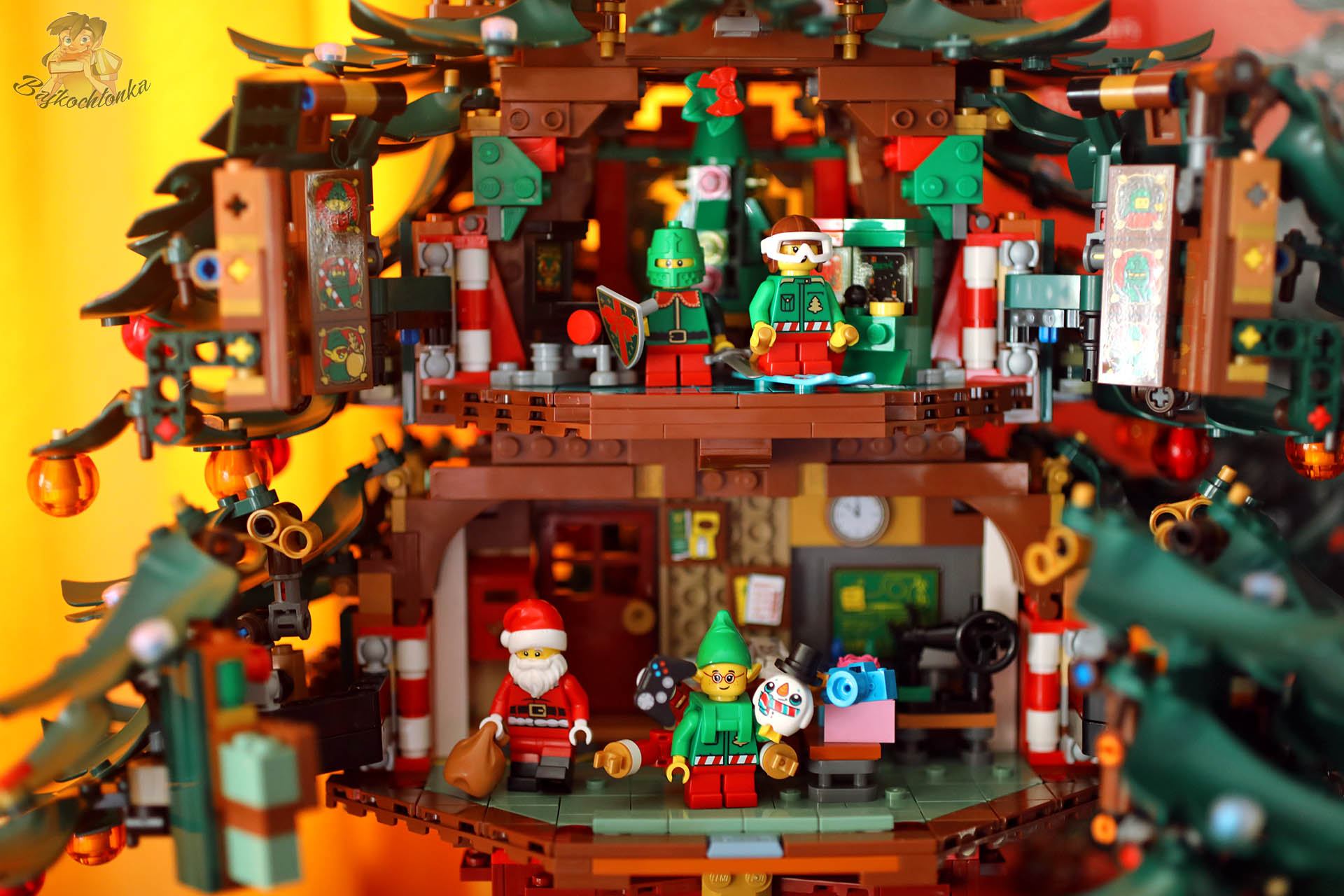 LEGO 41843 — otwierane panele i sekretne pokoje wewnątrz choinki, minifigurki