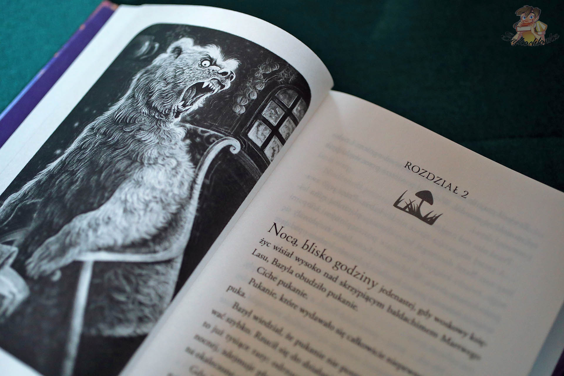 Lis z Martwego Lasu – ilustracja rozdziałowa, ryczący niedźwiedź, mroczny nastrój