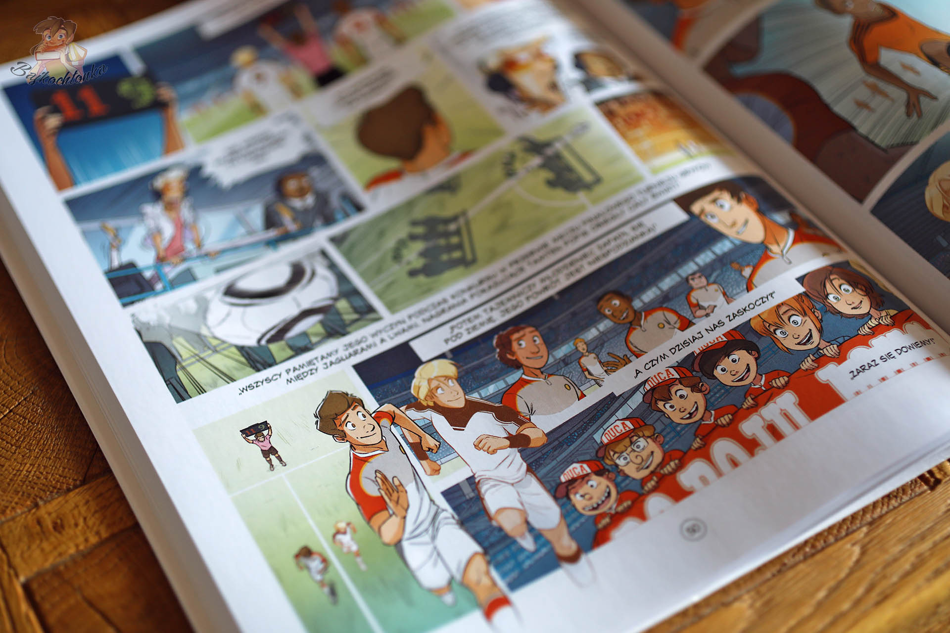 Kadr komiksu Louca – drużyna Feniksów i kibice na stadionie