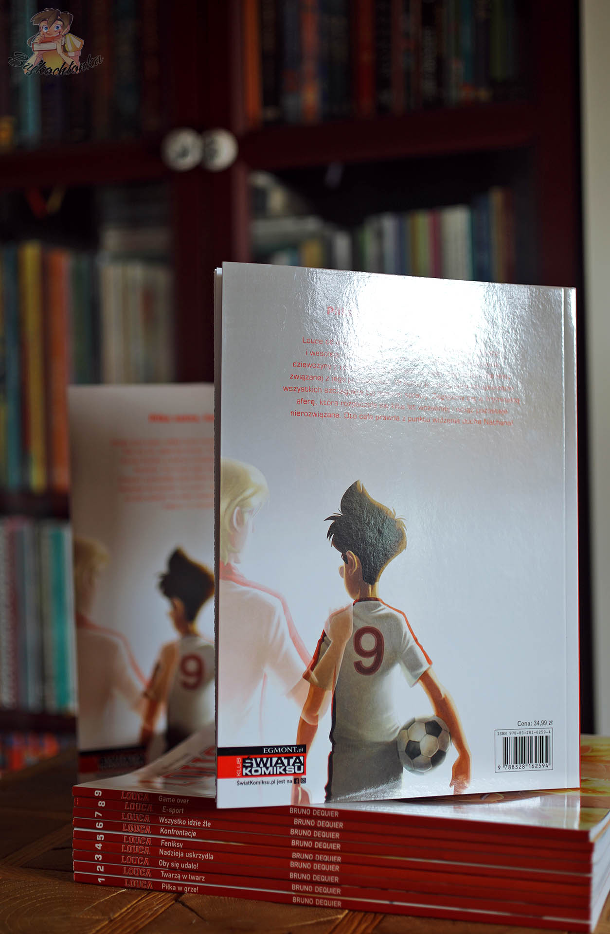 Tył okładki Louca – bohaterowie z numerem 9 i piłką nożną