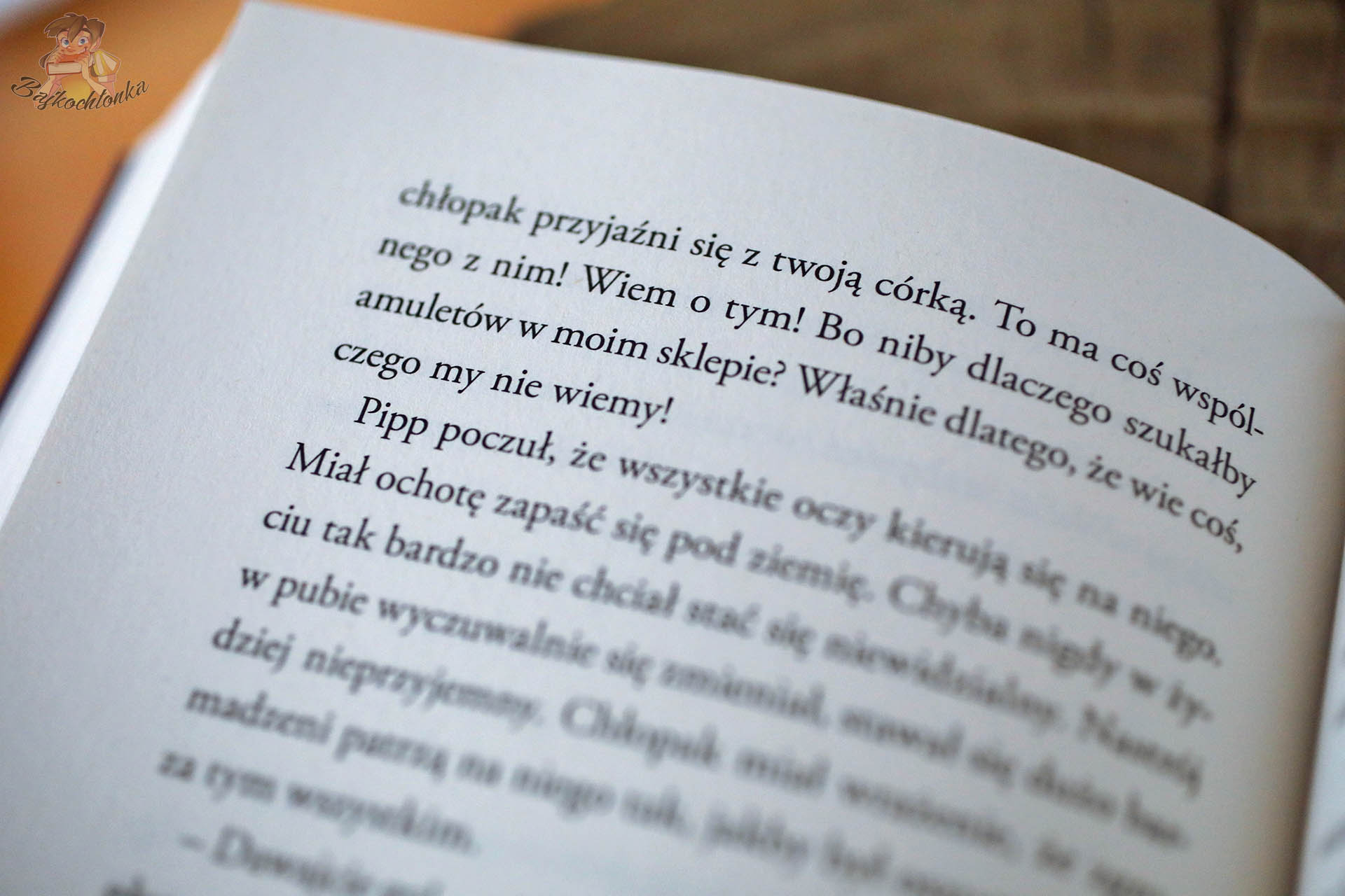 Fragment tekstu z powieści Łowca dusz z Elbow Alley – zbliżenie na dialog, tajemnica amuletów i rosnące napięcie fabuły