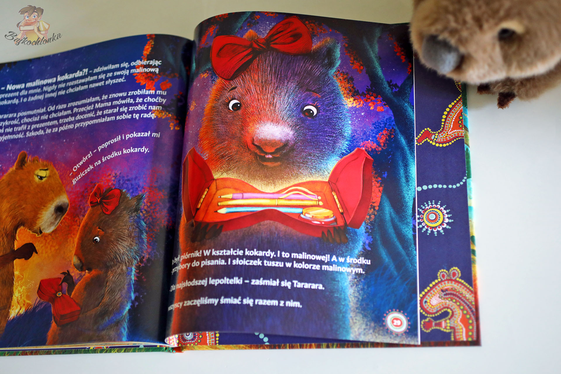 Rozkładówka: Malinka Wombat z piórnikiem w kształcie kokardy – Malinka Wombat i Kapibara, Bumcykcyk