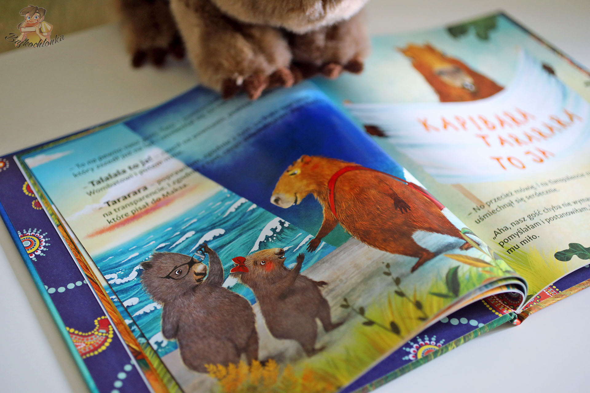 Spotkanie Malinki z kapibarą na plaży – Malinka Wombat i Kapibara, ilustracje, wnętrze