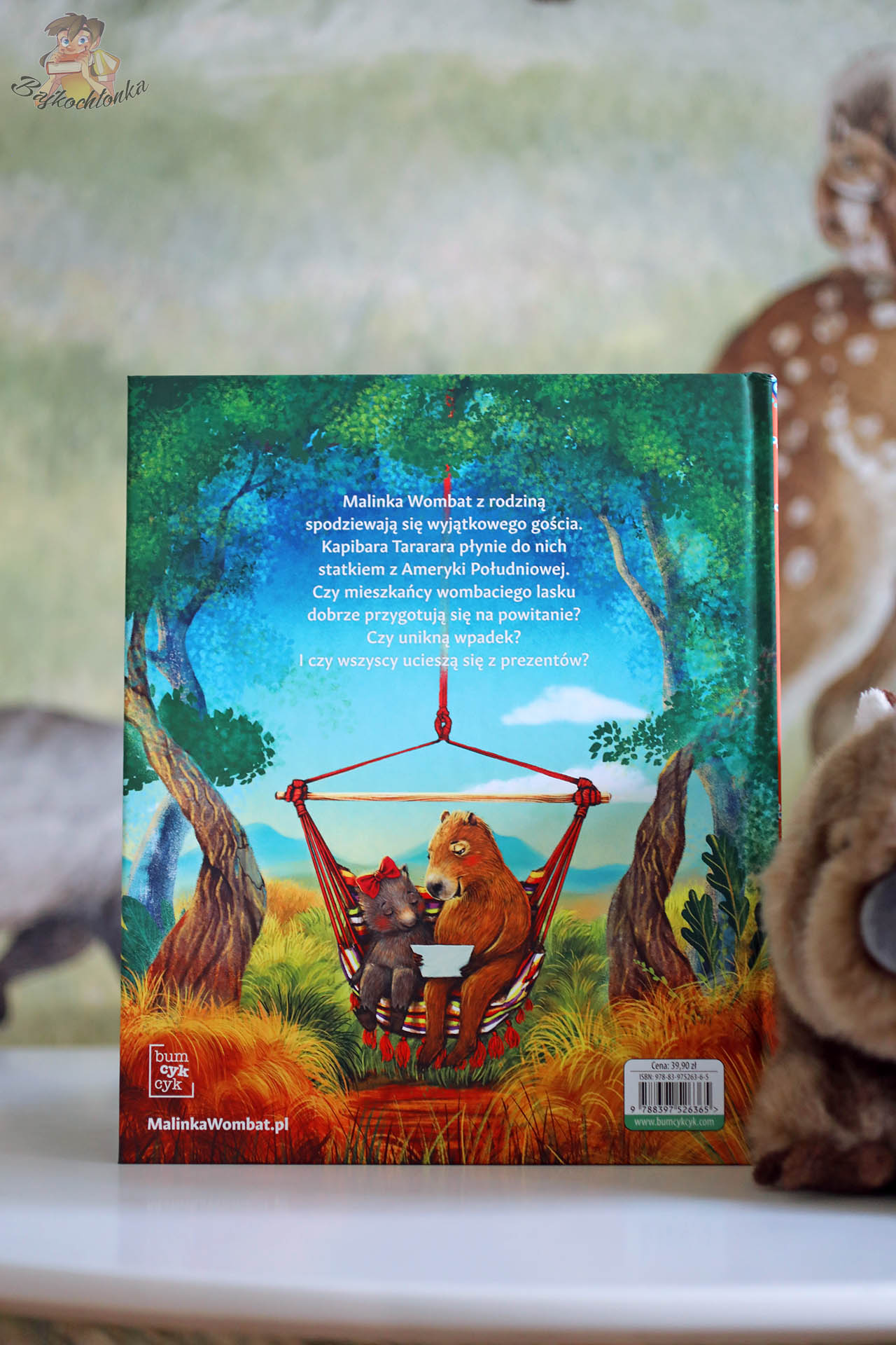 Tylna okładka Malinka Wombat i Kapibara – opis książki, ilustracja z hamakiem, wydawnictwo Bumcykcyk