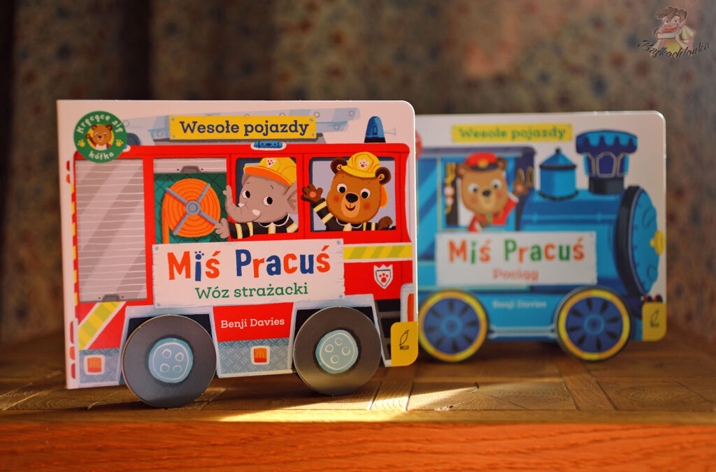 Zestaw dwóch tytułów „Miś Pracuś. Wesołe pojazdy”: Wóz strażacki i Pociąg – książki z kręcącymi się kółkami dla najmłodszych.