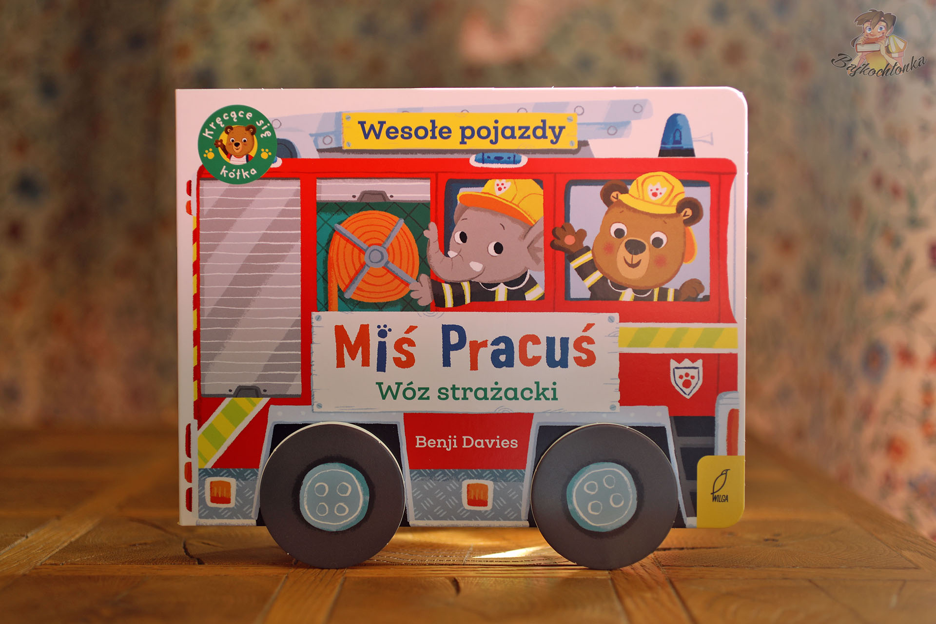 Okładka „Miś Pracuś. Wóz strażacki” – książka kartonowa z kręcącymi się kółkami, seria Wesołe pojazdy, Wilga.