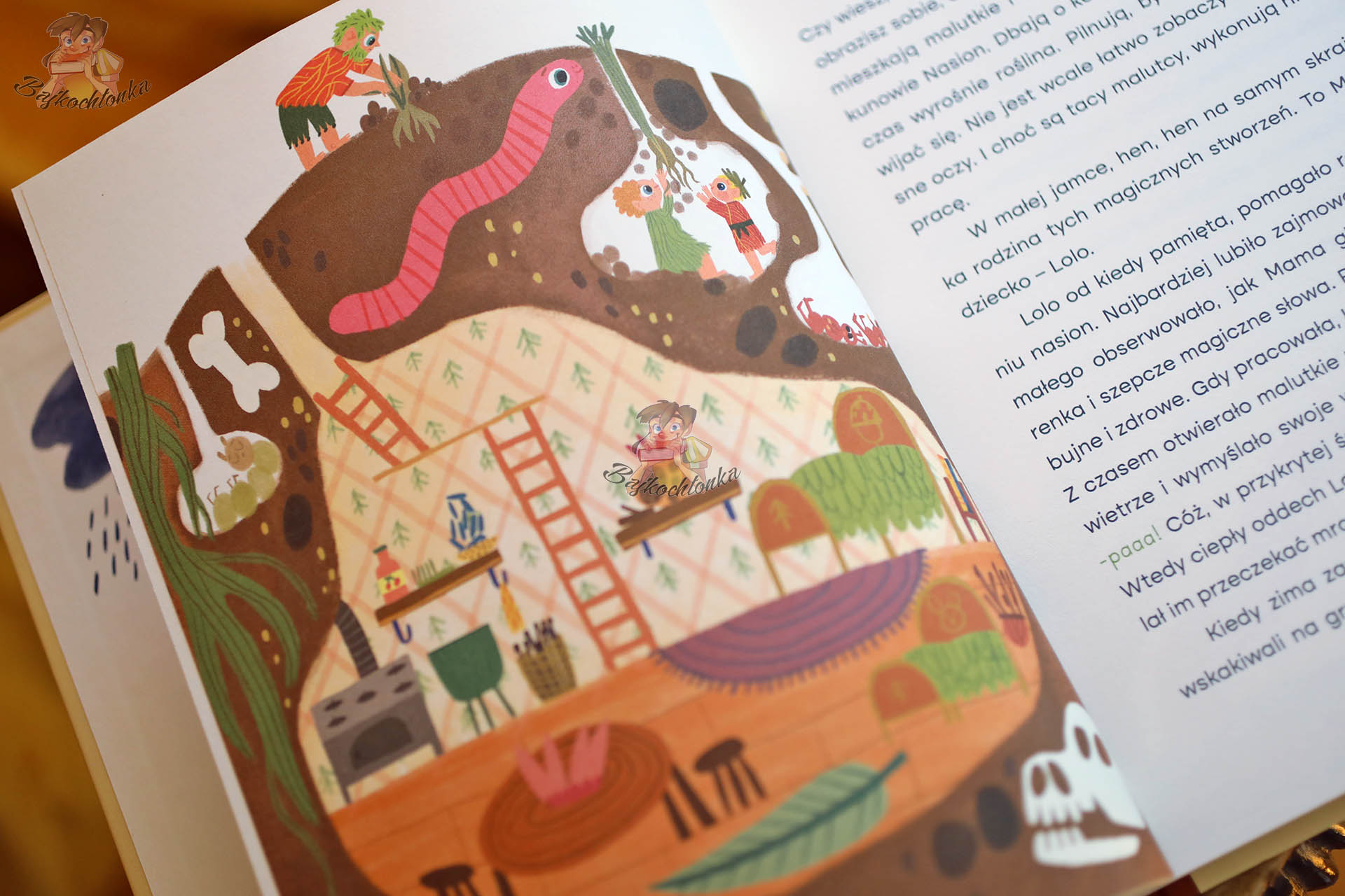 Ilustracja podziemnego domu Opiekunów nasion – ciepłe wnętrze, troska o nasionka, klimat bezpieczeństwa