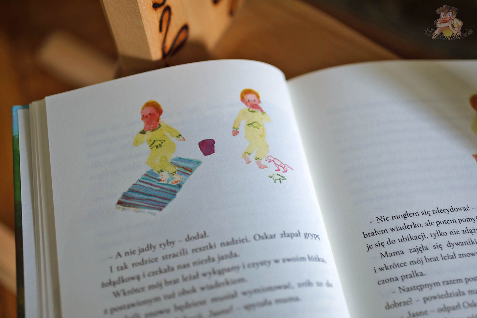 Oskar i ja – ilustracje postaci w pidzamach, humorystyczna scena domowa