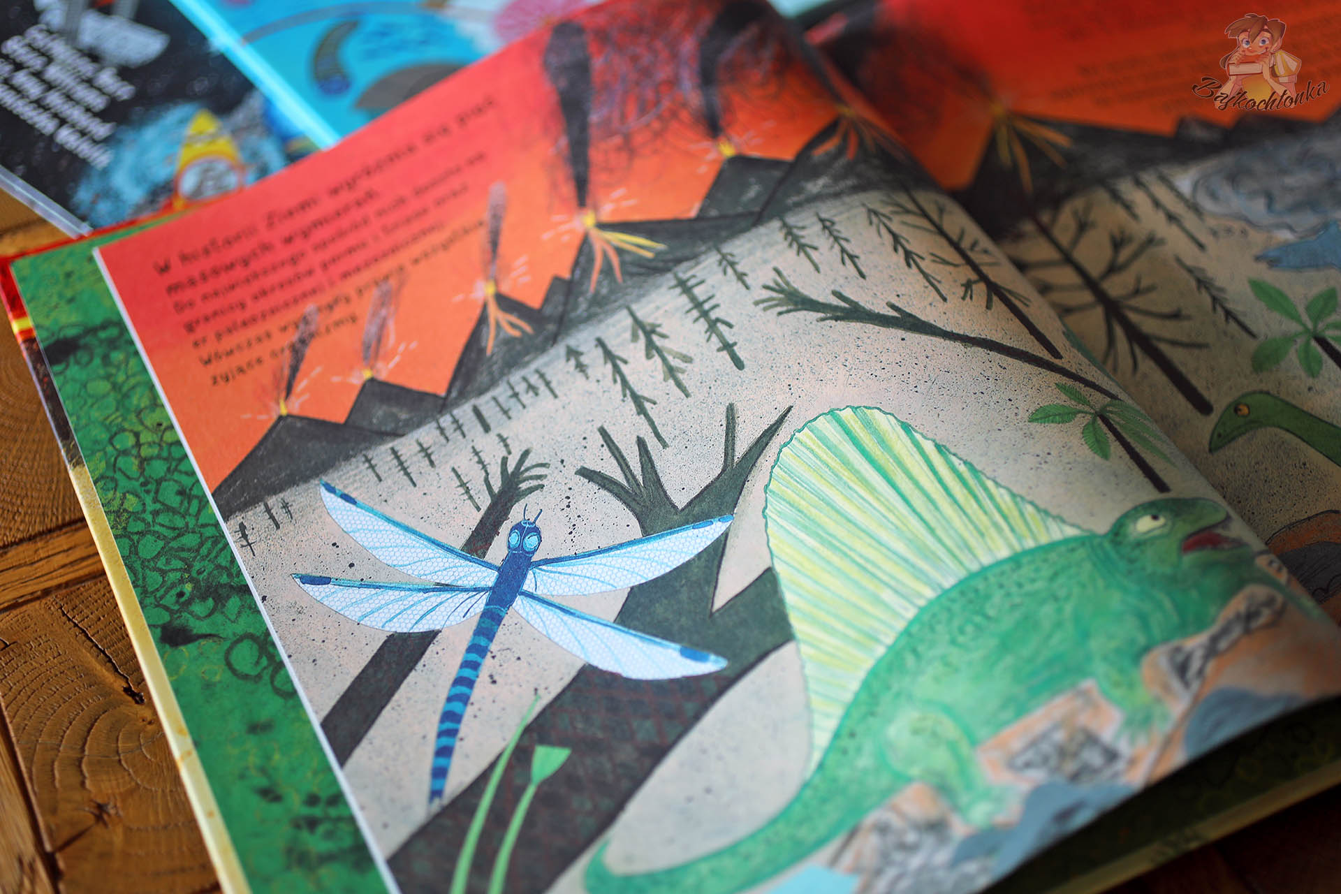 Intensywna paleta i dynamiczna kompozycja budują kontekst przyrodniczy oraz utrwalają nowe pojęcia z zakresu historii Ziemi.