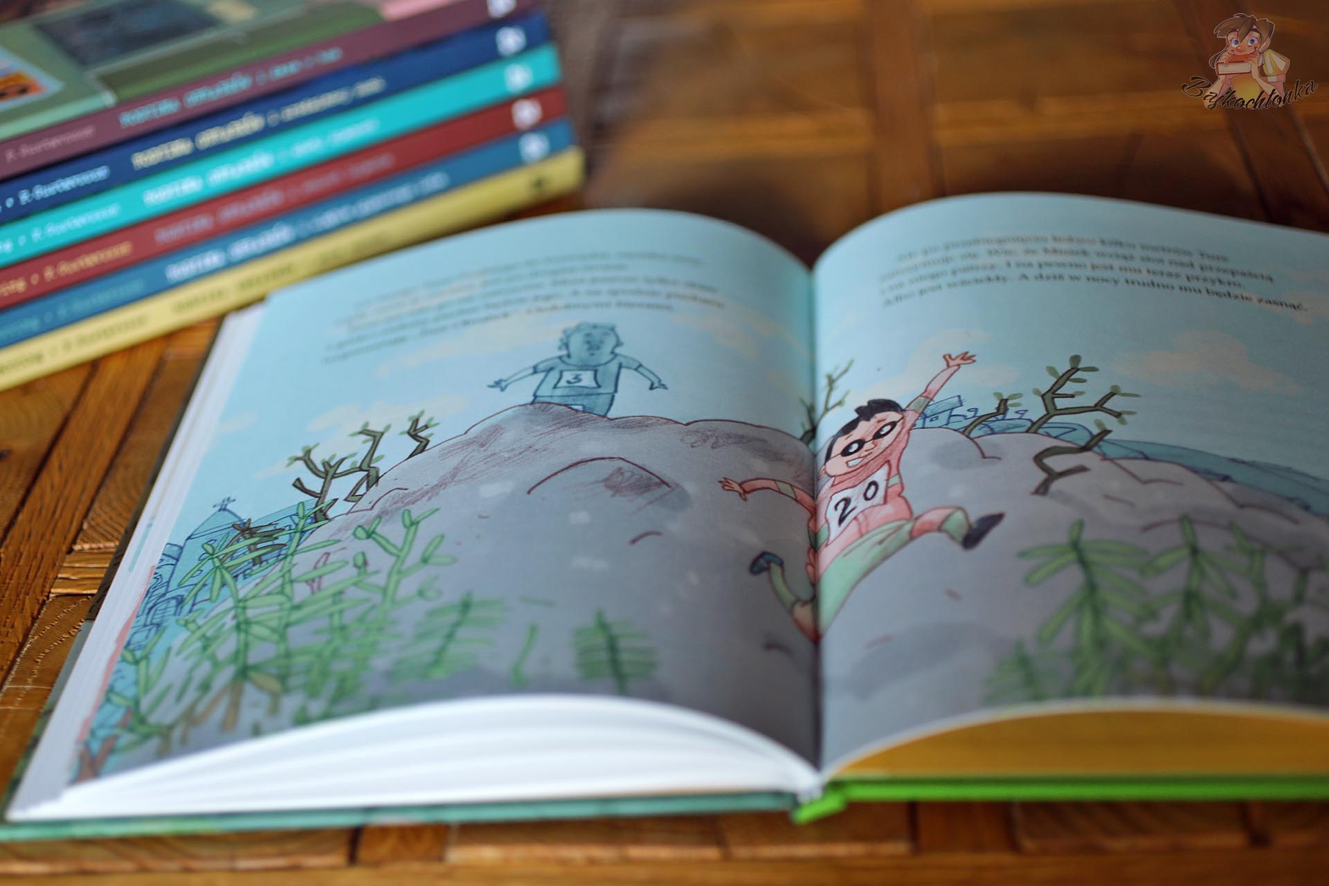 Ilustracja z biegiem przez bagna – Ture skacze po kamieniach; w tle ułożone tomy „Rodziny Obrabków”