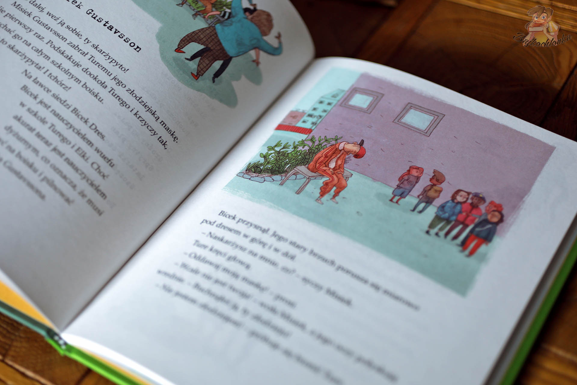 Ilustracja na szkolnym dziedzińcu – trener na ławce, dzieci obserwują; „Rodzina Obrabków i srebrny puchar”