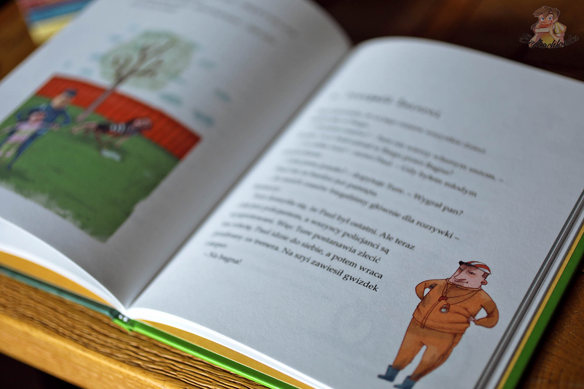 Strona książki z trenerem w dresie – przygotowania Turego do zawodów w „Rodzinie Obrabków i srebrny puchar”