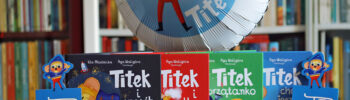 Zestaw książek z serii Titek – cztery okładki i gadżety edukacyjne, balon z bohaterem