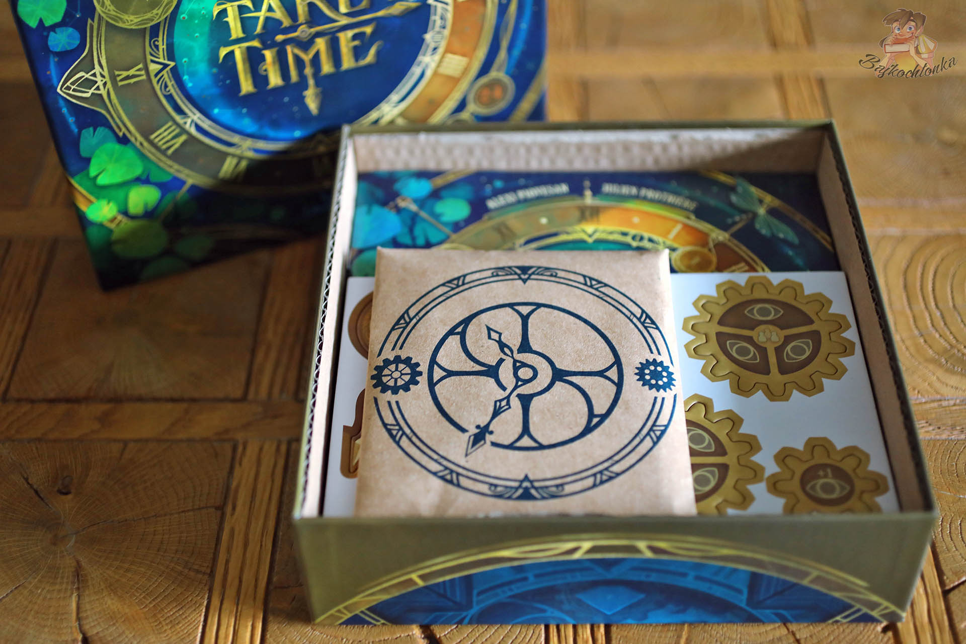 Take Time edycja polska — wnętrze pudełka: koperta rozdziału i żetony przypomnienia