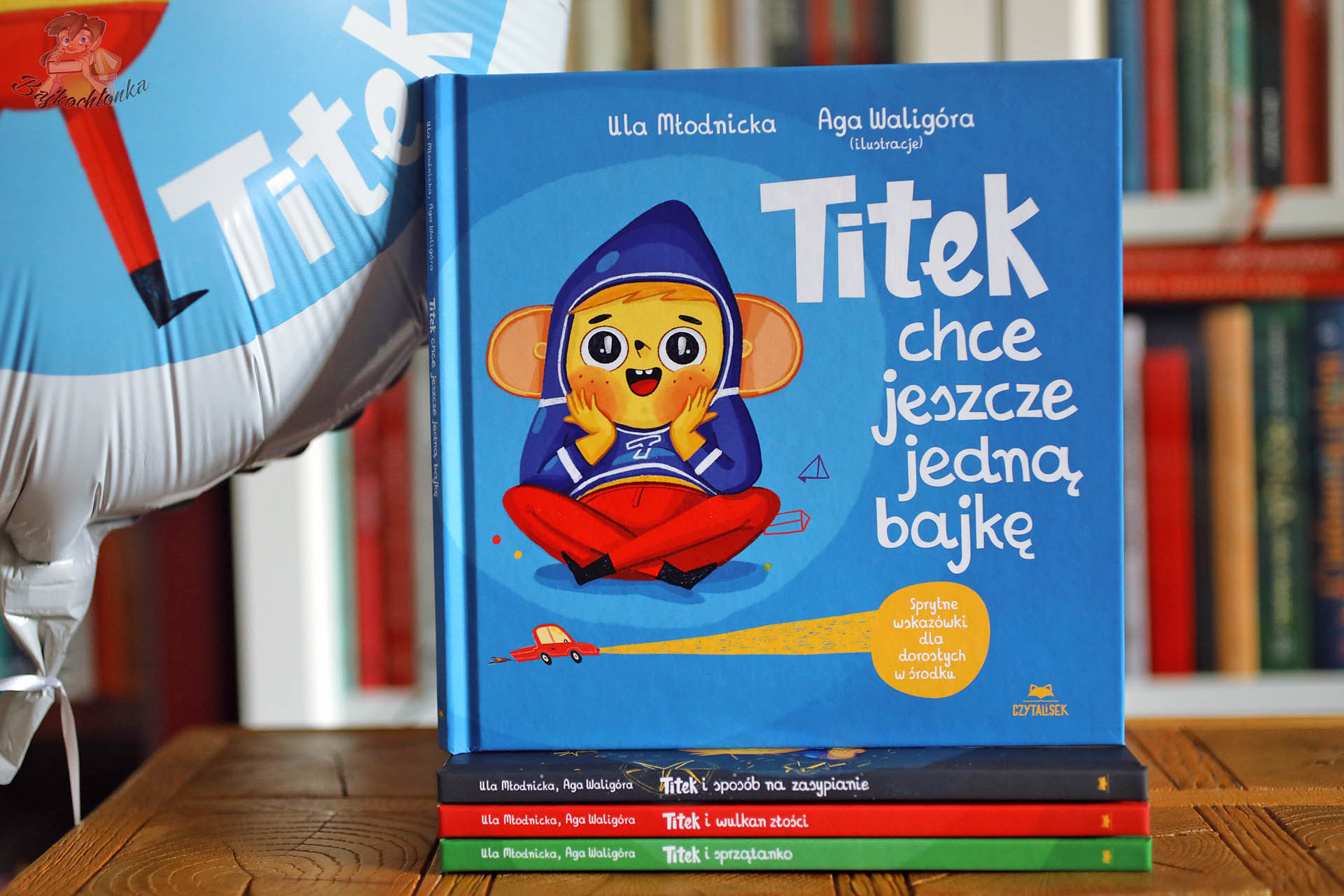 Titek chce jeszcze jedną bajkę – niebieska okładka o ekranach i wieczornych rytuałach