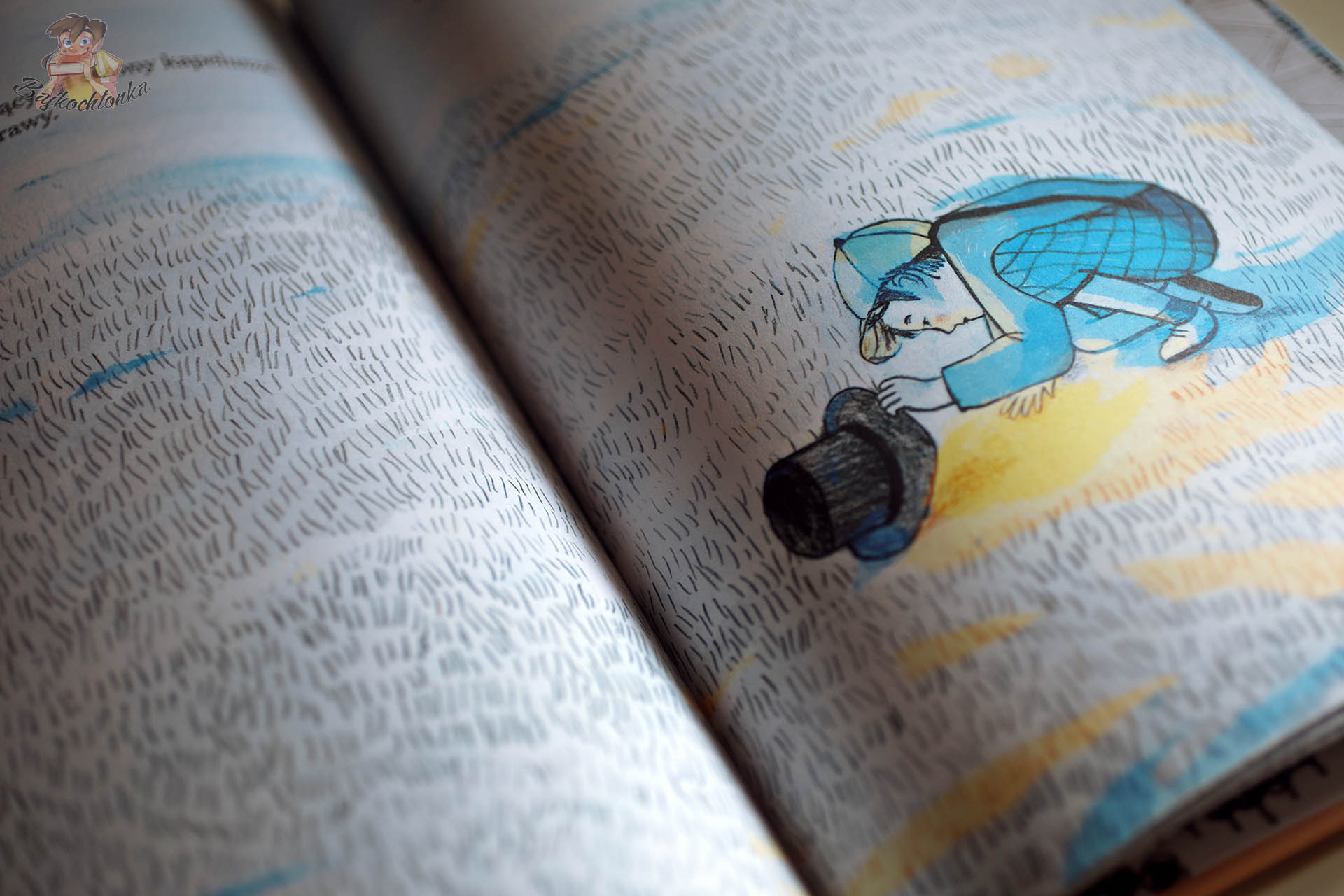 Widowisko – ilustracja: chłopiec przy tajemniczym cylindrze w świetle | nastrojowa scena na trawie