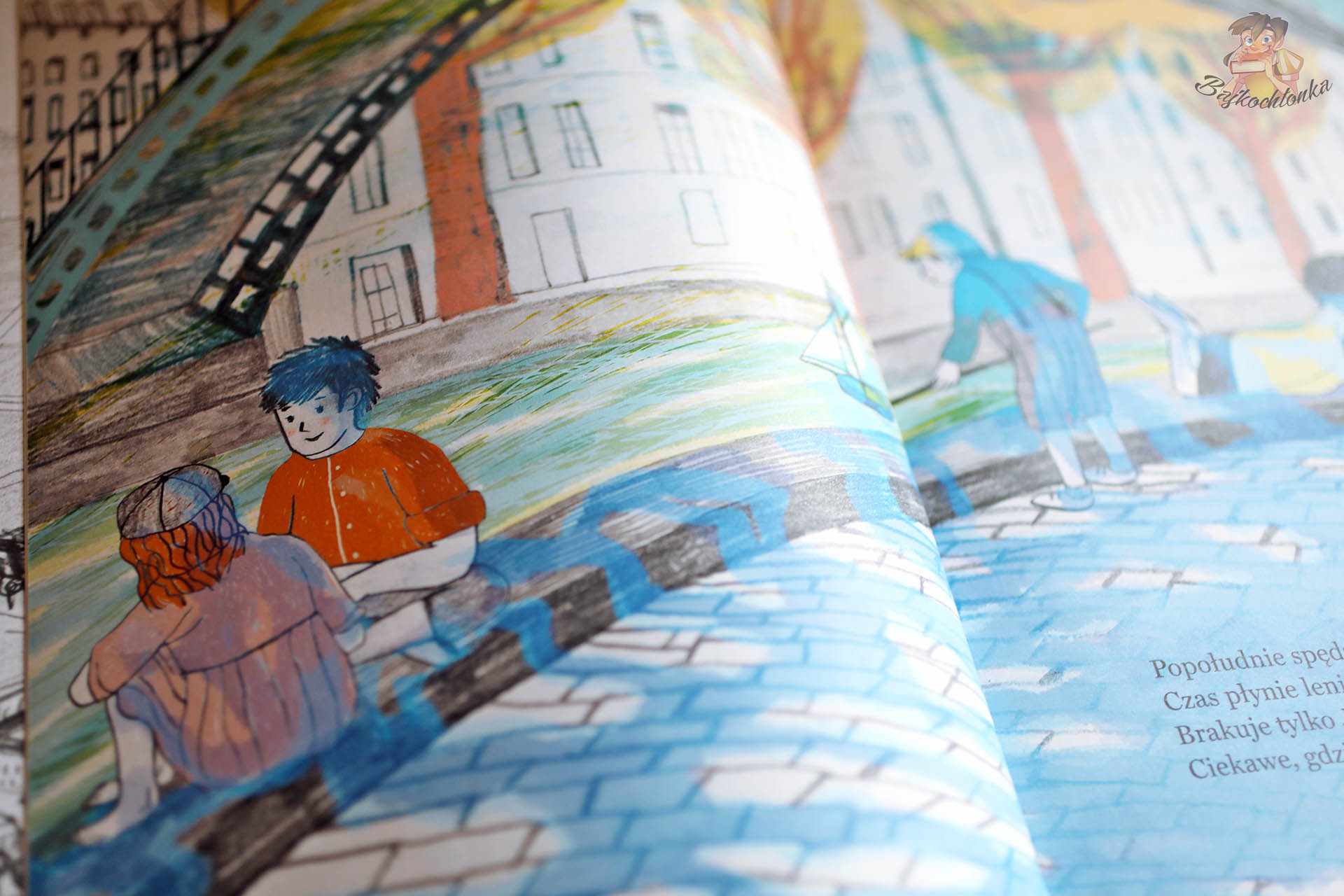 Widowisko – ilustracja: przyjaciele nad paryskim kanałem, papierowe łódki, rozmowa i wspólnota