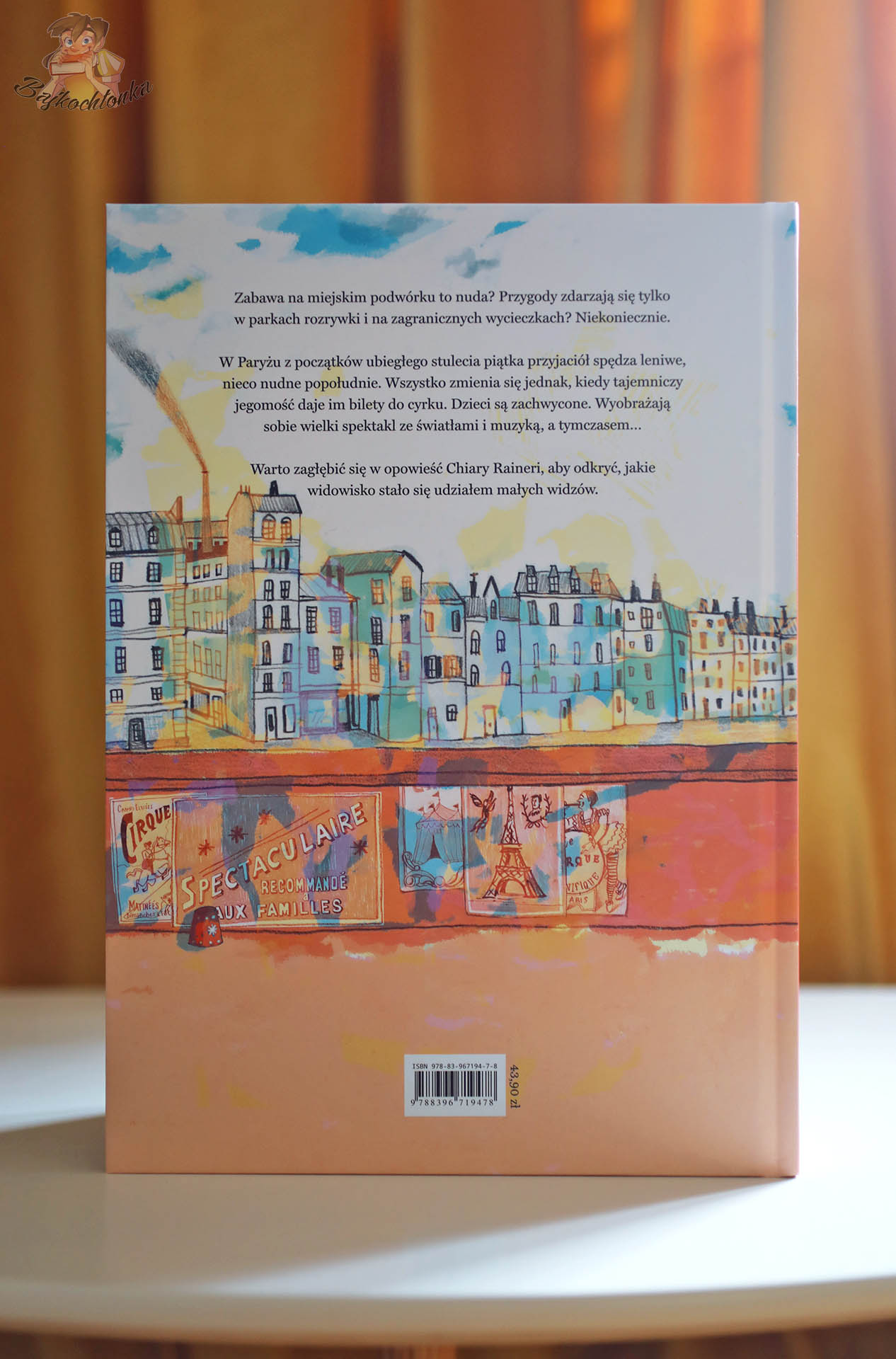 Widowisko – tylna okładka z opisem i paryską scenografią | książka obrazkowa Chiary Raineri