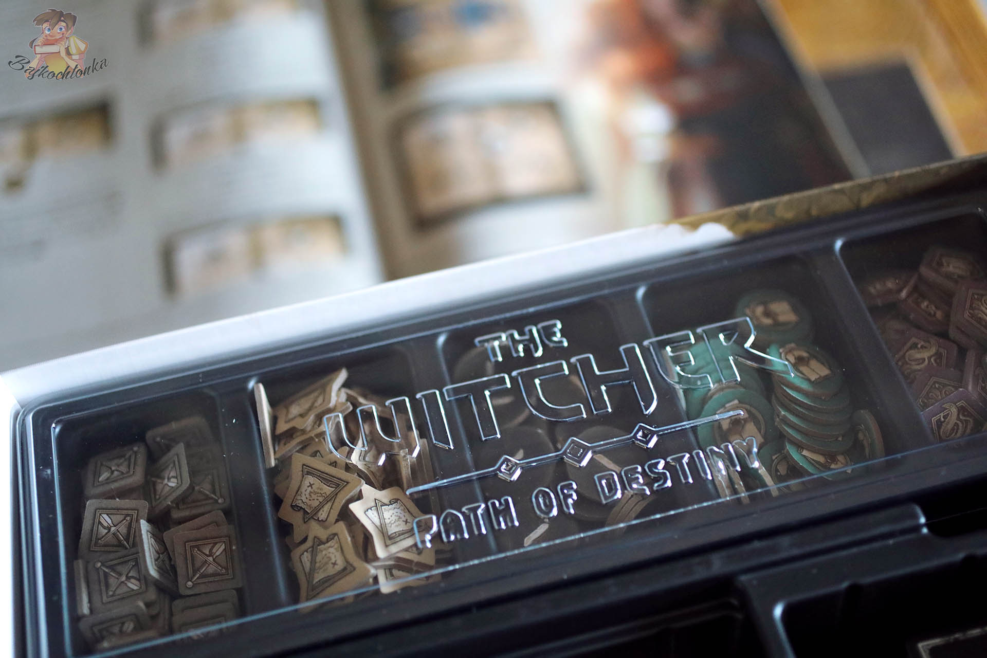 Organizer z przegródkami i logo „The Witcher: Path of Destiny” w pudełku gry.
