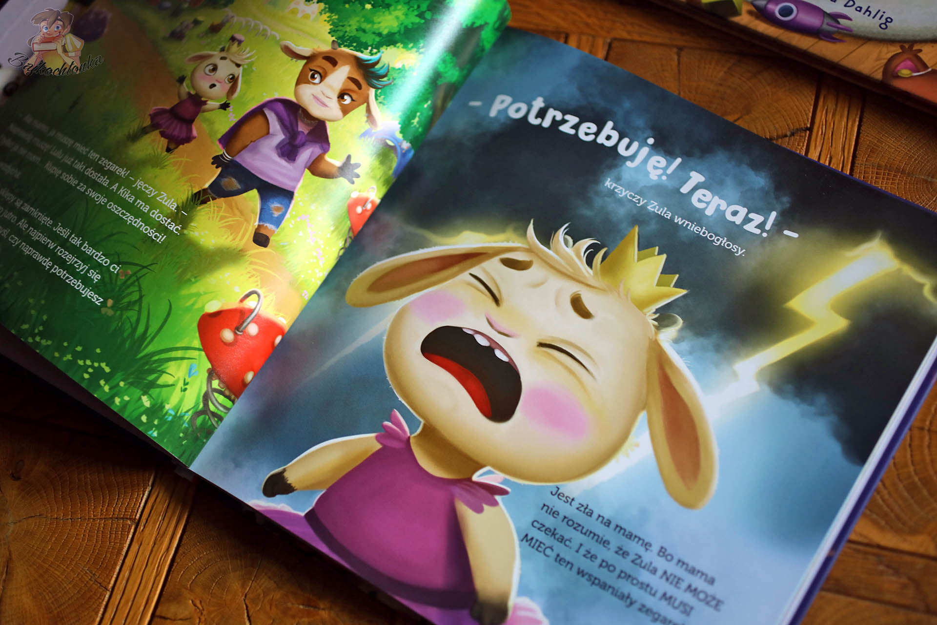 Scena z książki „Zula musi to mieć!” – Zula płacze podczas spaceru, piorun na niebie podkreśla silne emocje i potrzebę natychmiastowego zakupu.