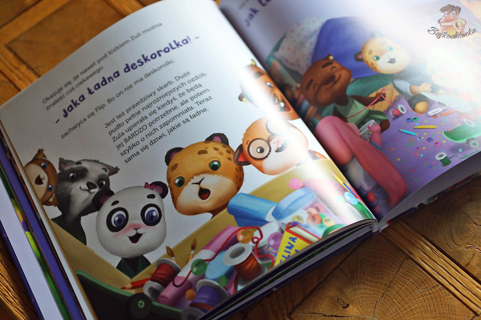 Ilustracja z „Zula musi to mieć!” – zbliżenie na bohaterów podziwiających kolorowe akcesoria i pudełka z drobiazgami, temat zakupowych zachcianek.