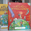 Okładka książki Atlas wynalazków Thiago de Moraesa z Atlasem historii w tle